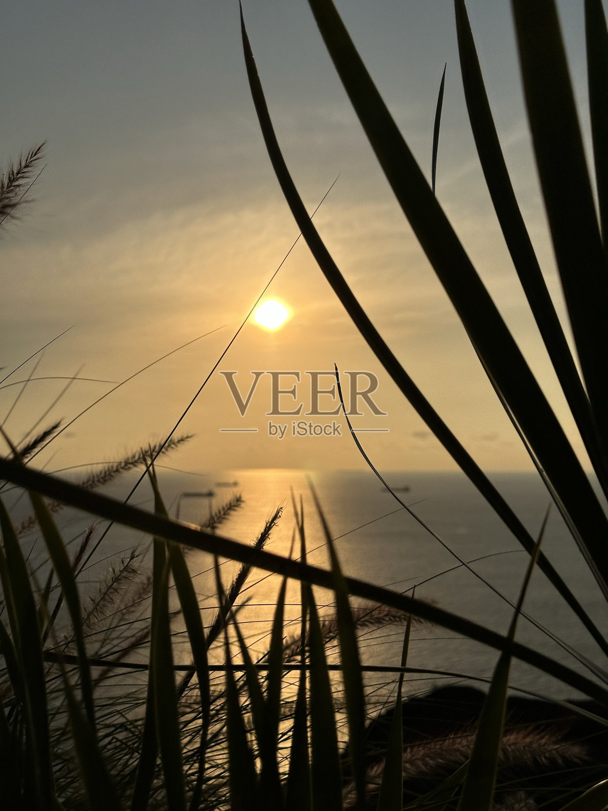 灯塔里的夕阳照片摄影图片