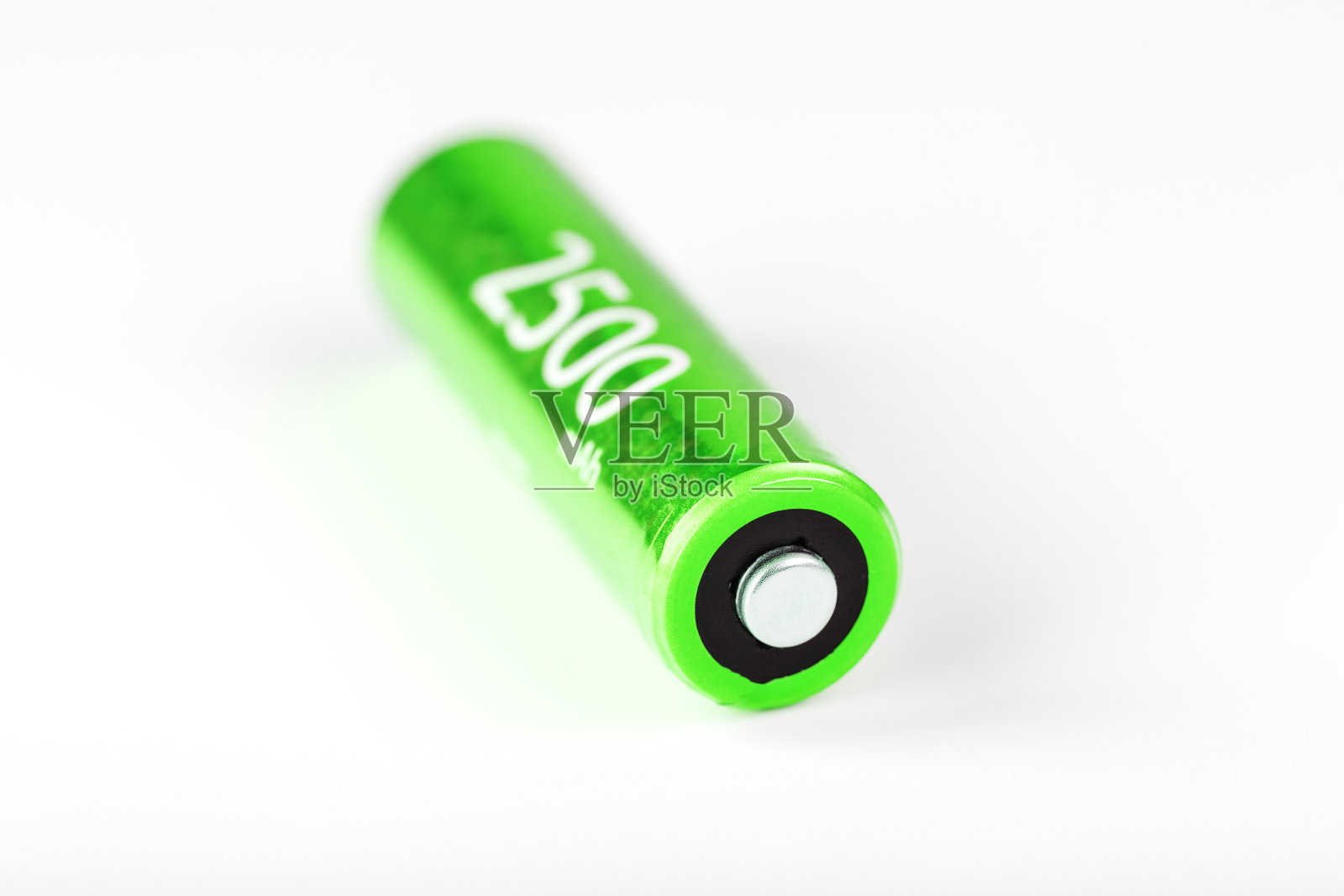 绿色AA电池2500毫安，灰色背景照片摄影图片