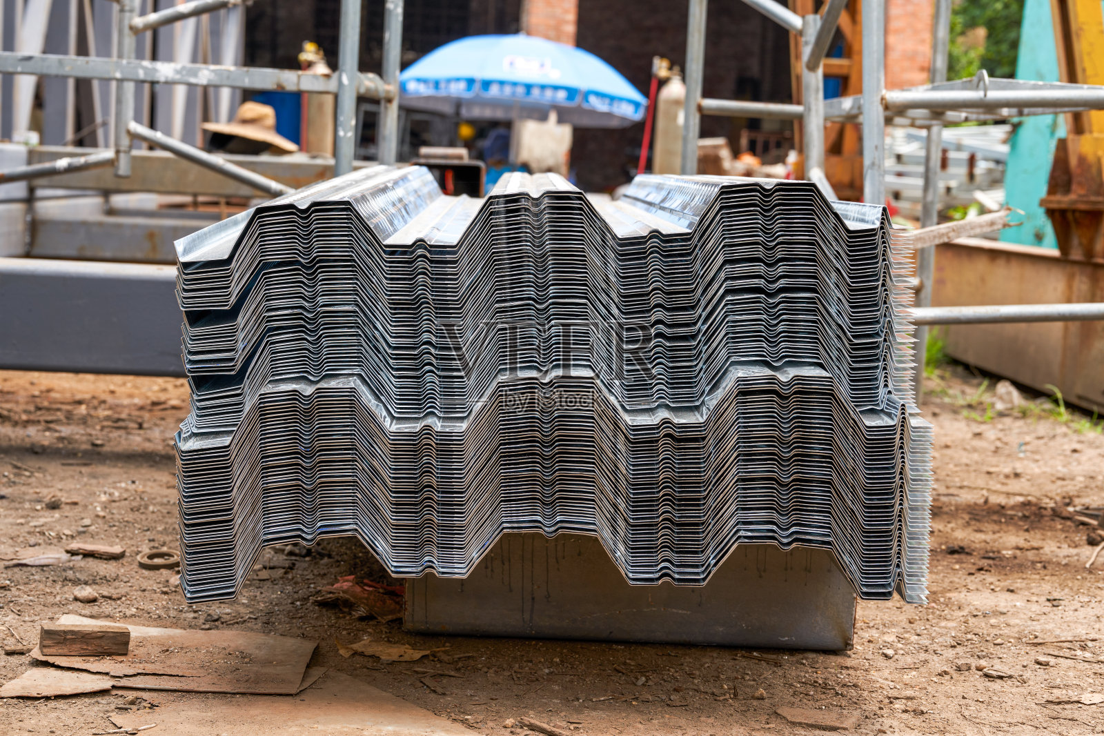 全新的不锈钢冲压型材和板材在工厂照片摄影图片