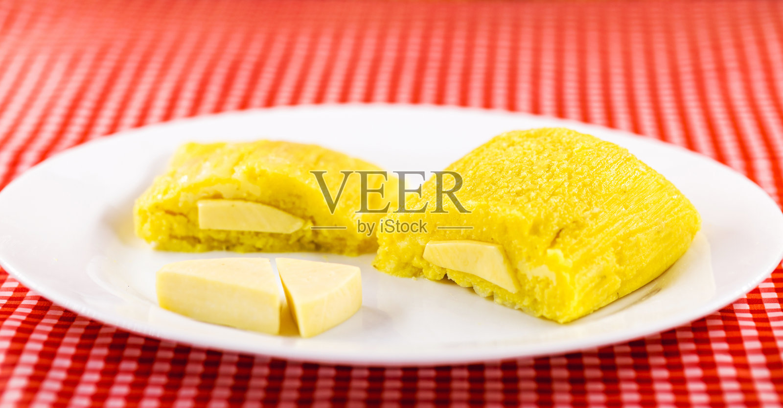 Pamonha，巴西甜玉米芝士馅。帕蒙尼亚是巴西的典型品种，是米纳斯吉拉斯州和戈阿伊斯州的特产。传统食物的概念。6月和7月乡村聚会上的巴西食物。照片摄影图片