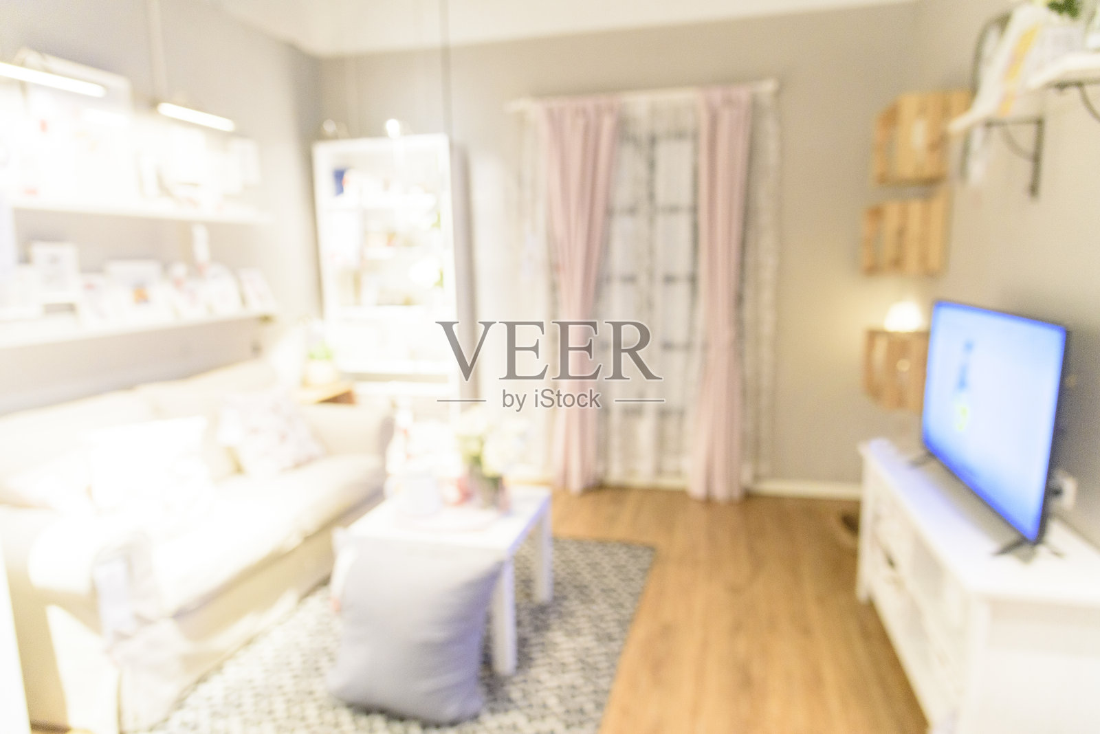 模糊的背景舒适的客厅白色背景与复制空间。温馨家居内部明亮简约的生活空间。家居展示室内淡散家具装饰。模糊背景概念照片摄影图片