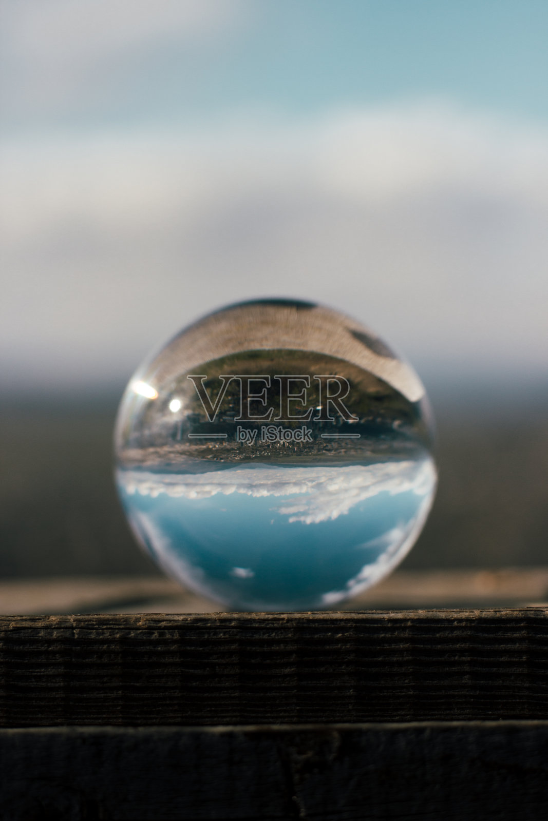 水晶球在桌子上照片摄影图片