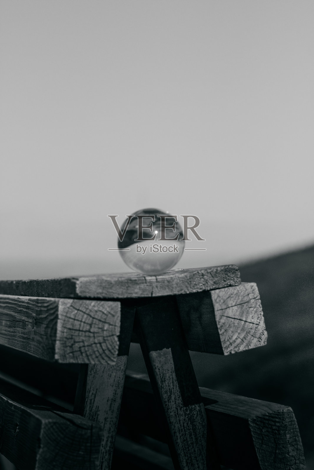 水晶球在桌子上照片摄影图片