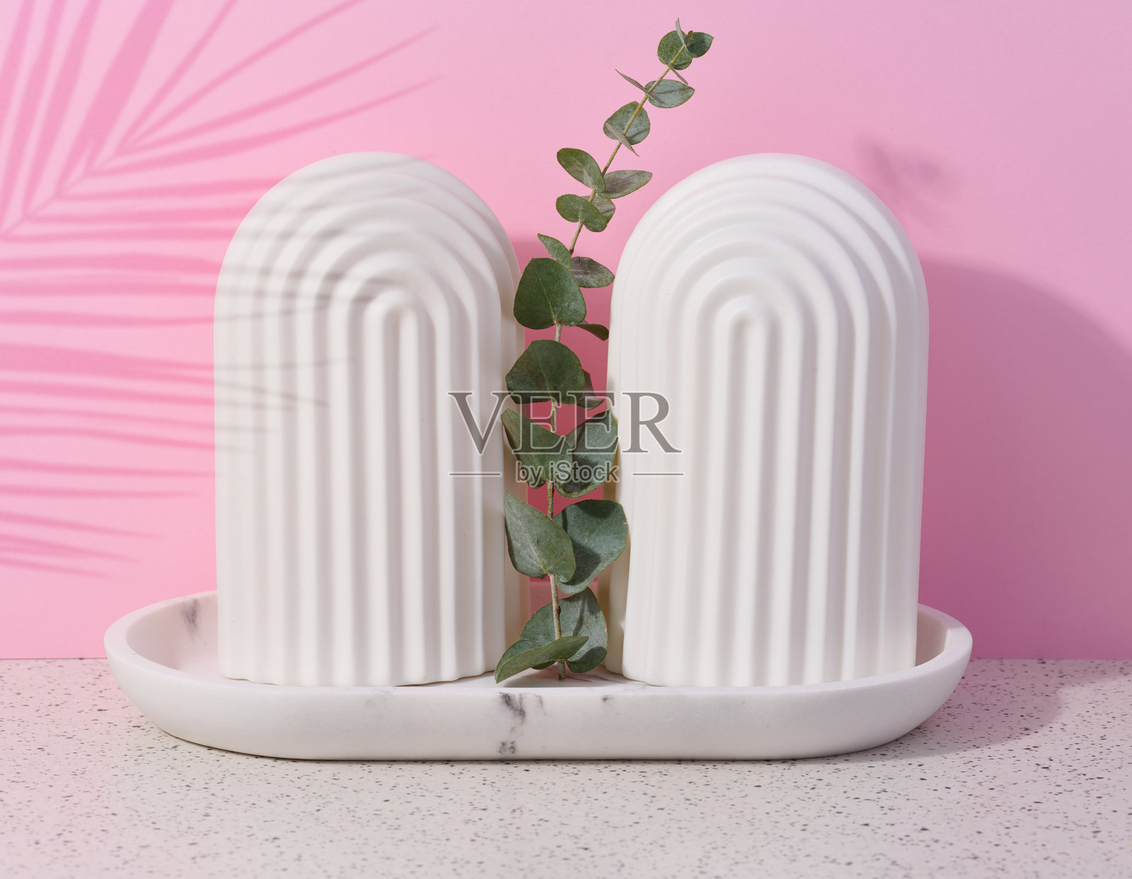 有白色拱门的讲台，展示化妆品、产品和其他商品照片摄影图片