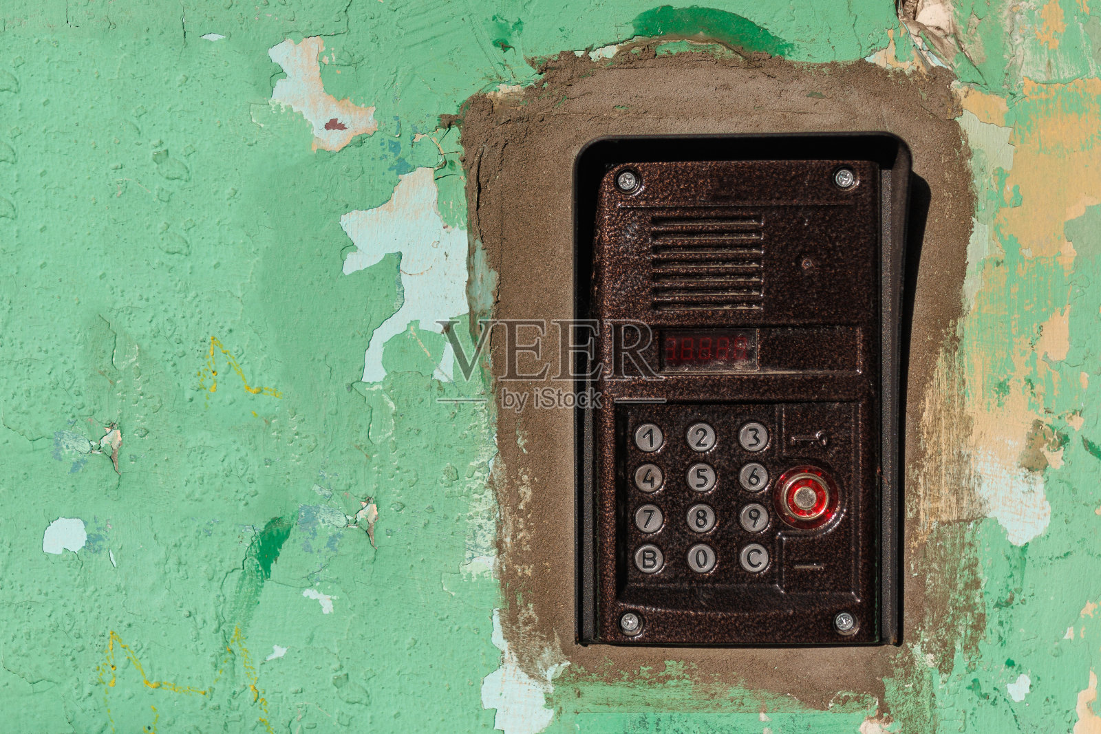 电子组合按钮锁。旧的对讲机。照片摄影图片