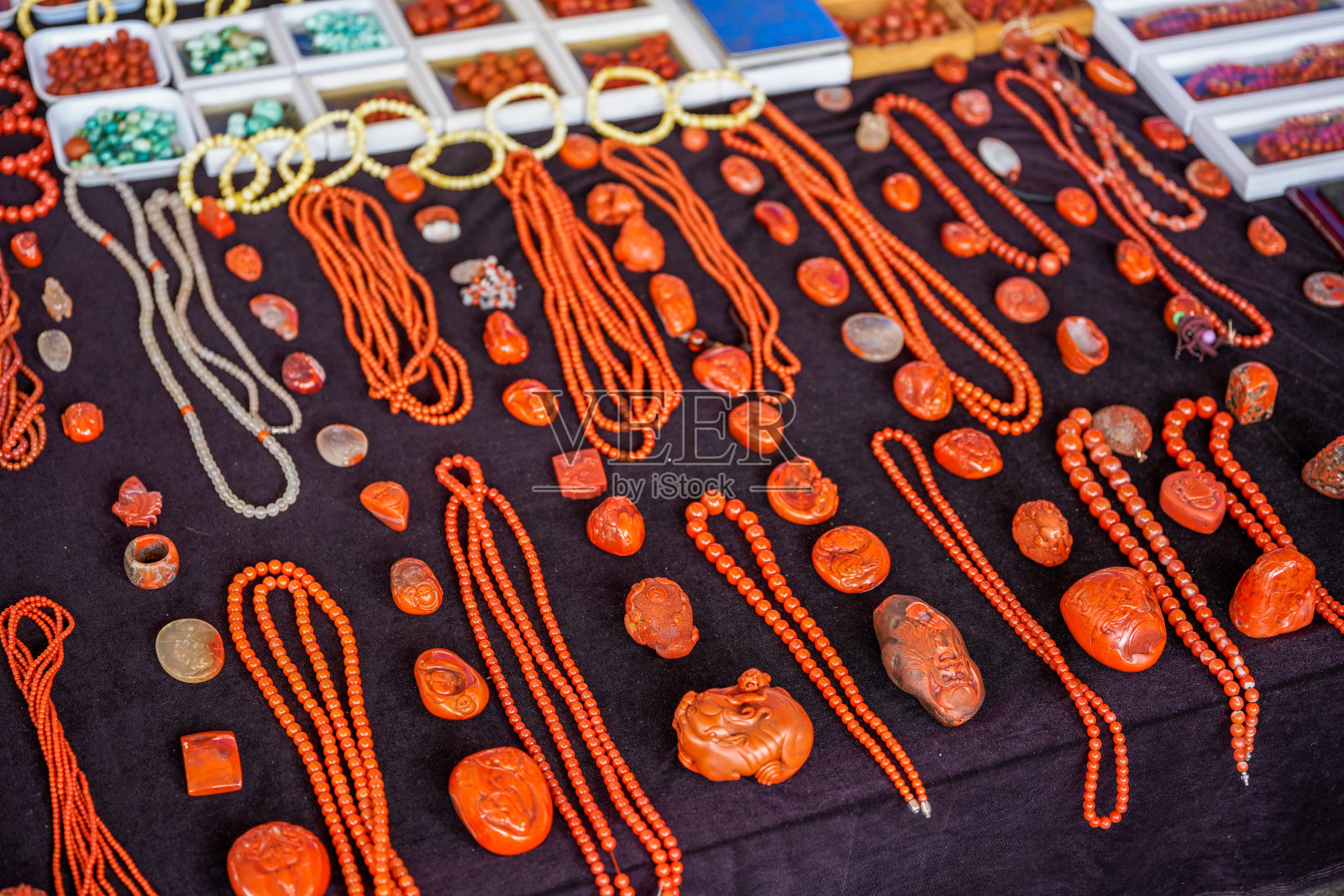 市场上出售的彩色宝石项链和吊坠照片摄影图片