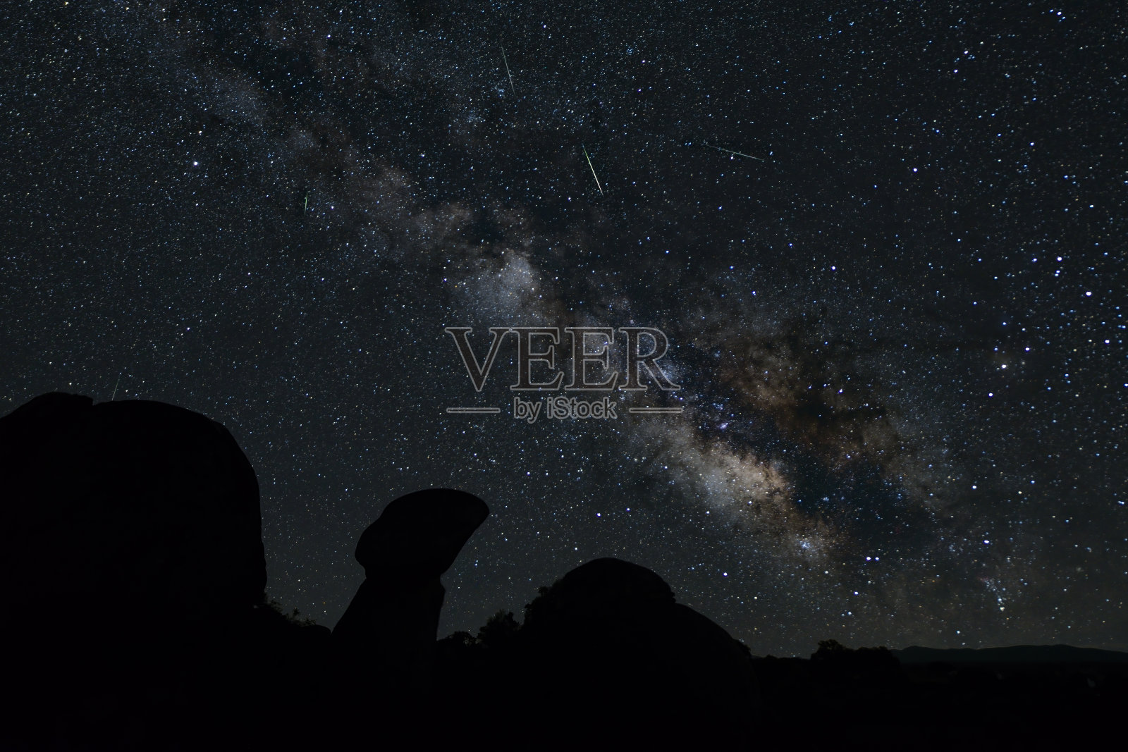 银河夜景。照片摄影图片