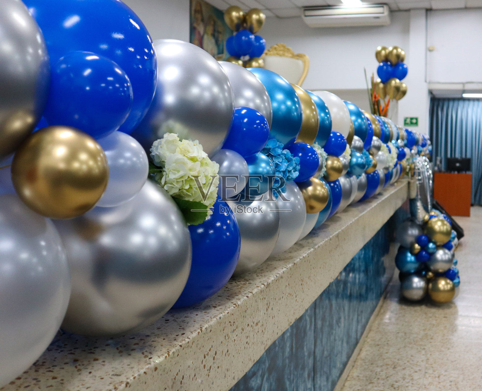 带花的蓝色气球照片摄影图片