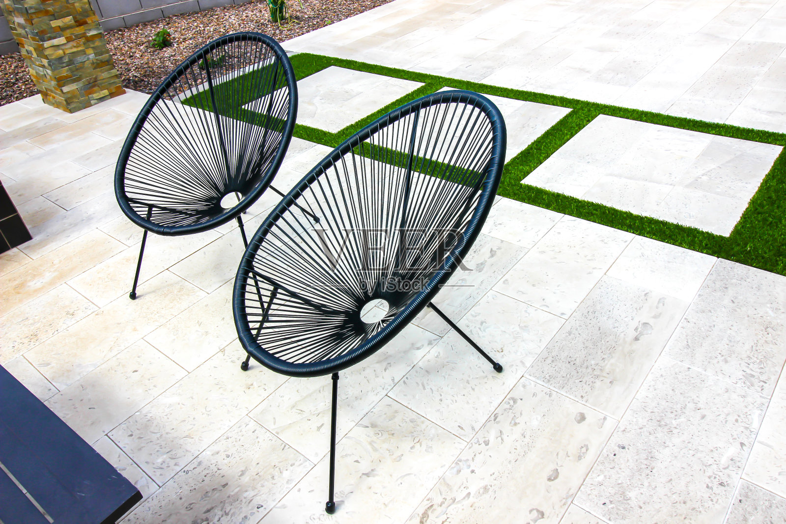 独特的圆形椅子在后天井照片摄影图片