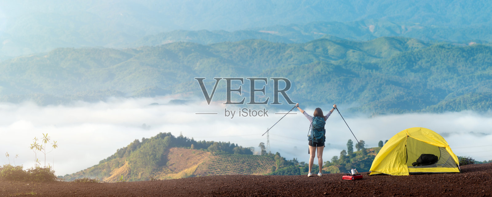 女徒步旅行者在悬崖山顶享受照片摄影图片