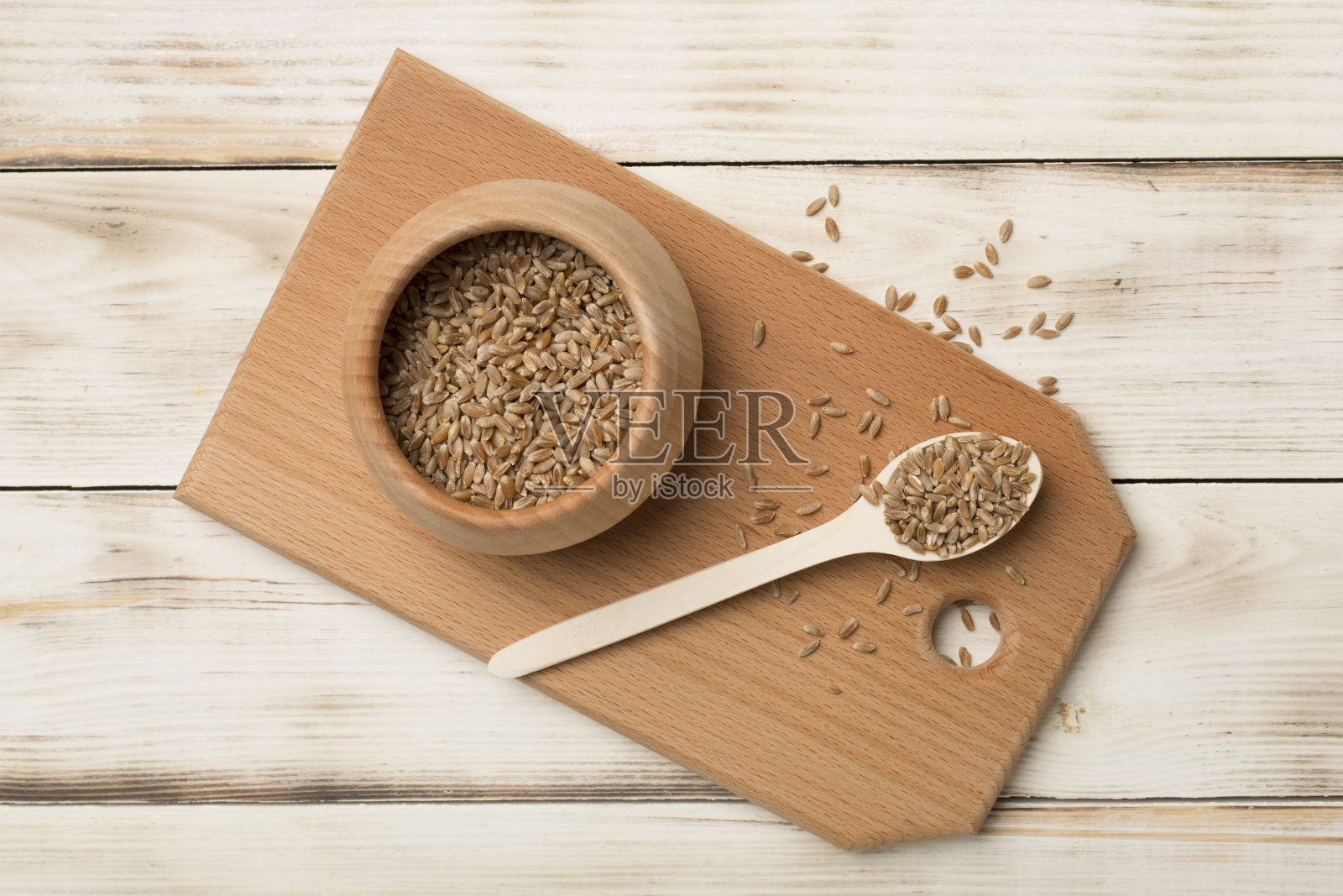 全谷物拼写法在碗在木制背景。俯视图照片摄影图片