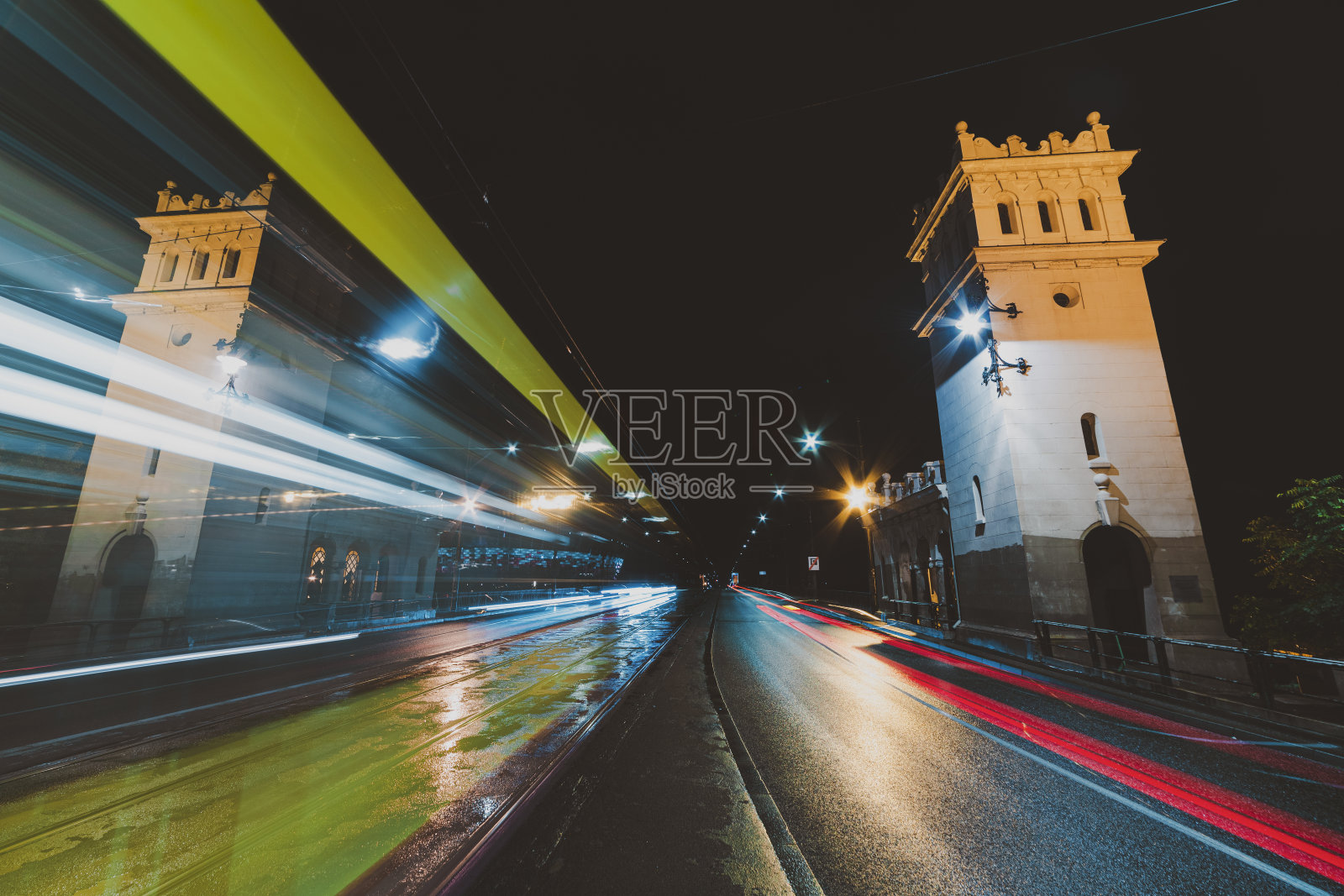 夜晚的城市街道上有灯光的痕迹照片摄影图片