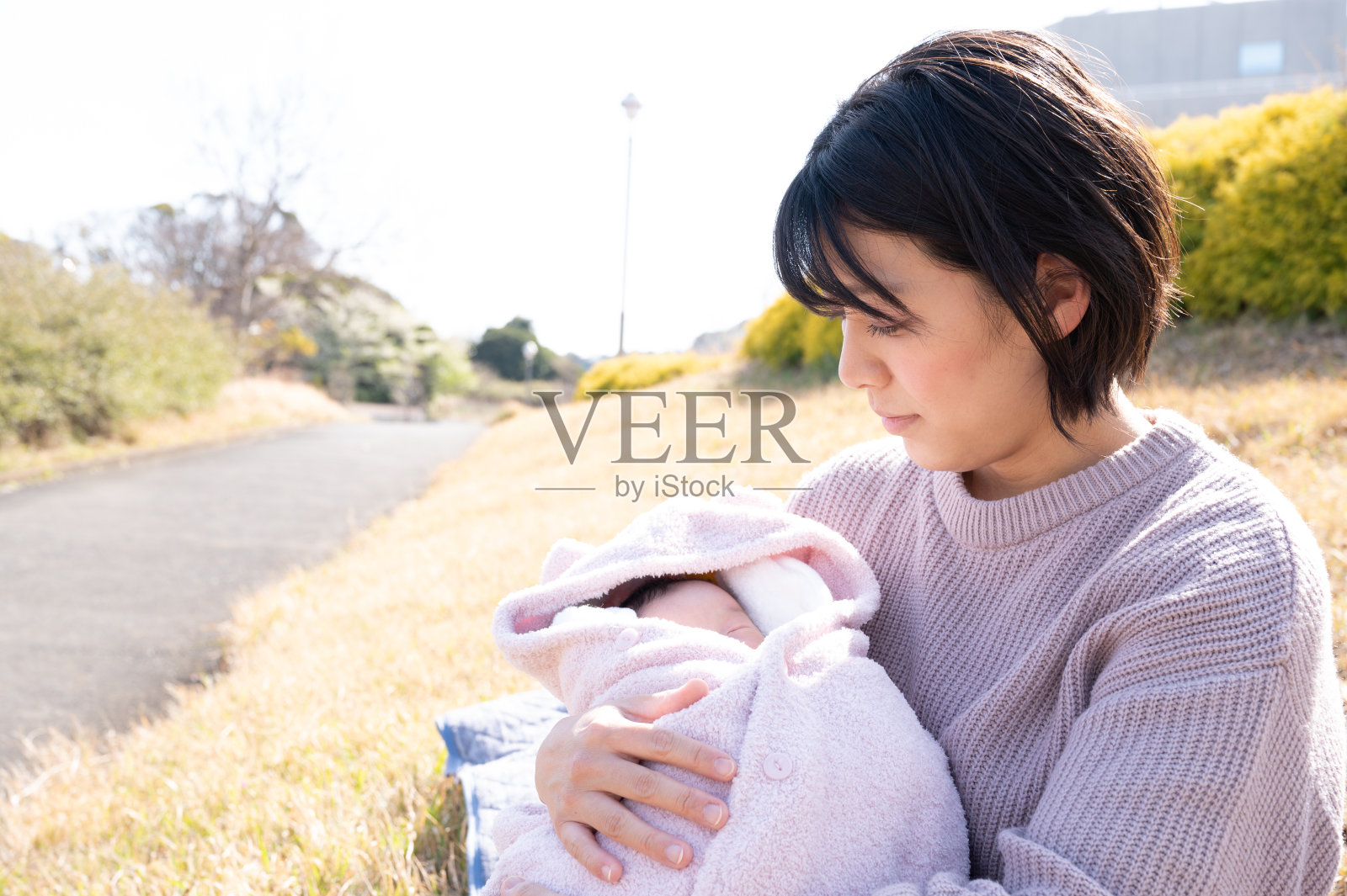 可爱的日本宝宝和妈妈照片摄影图片