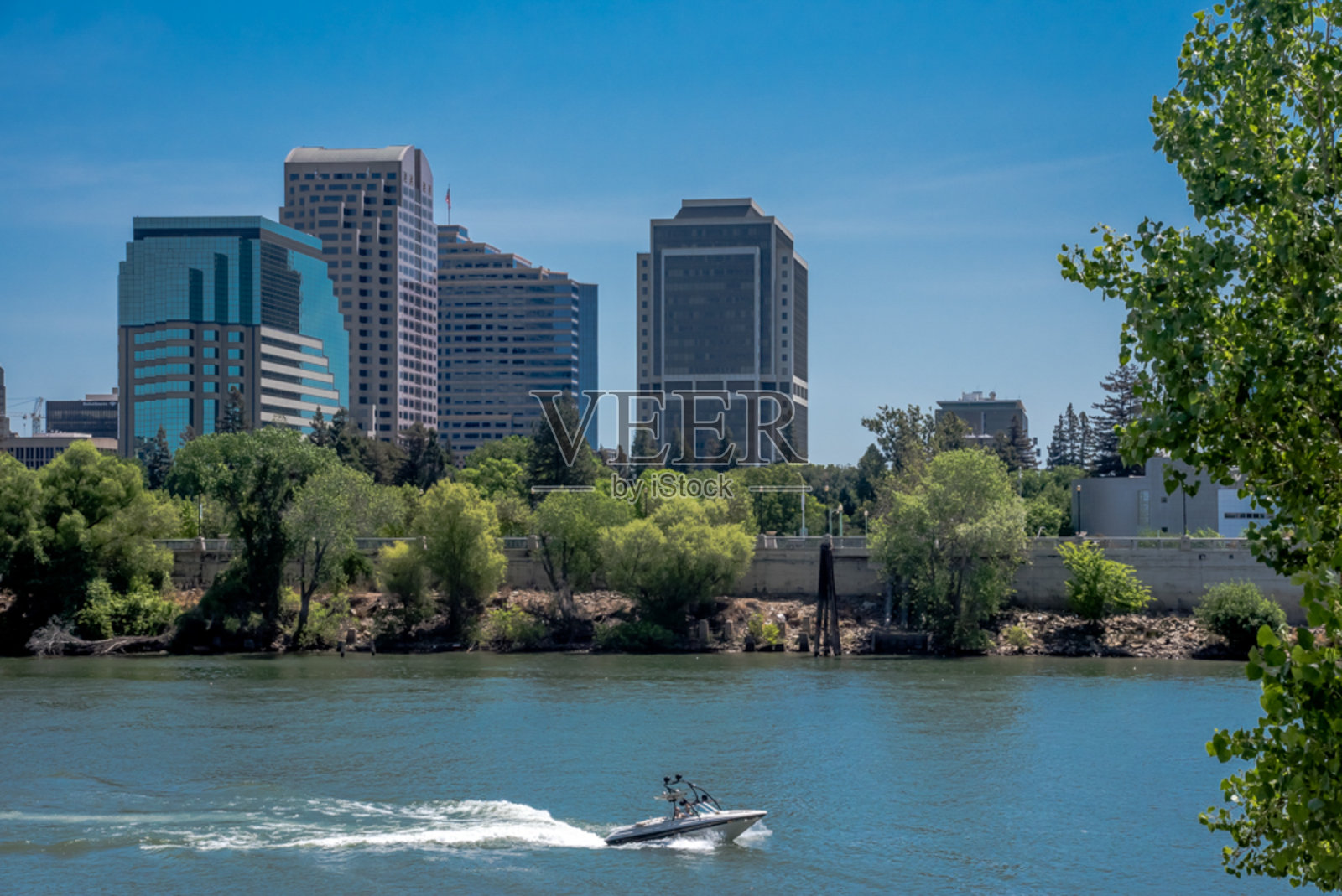 城市景观蓝天使天桥照片摄影图片