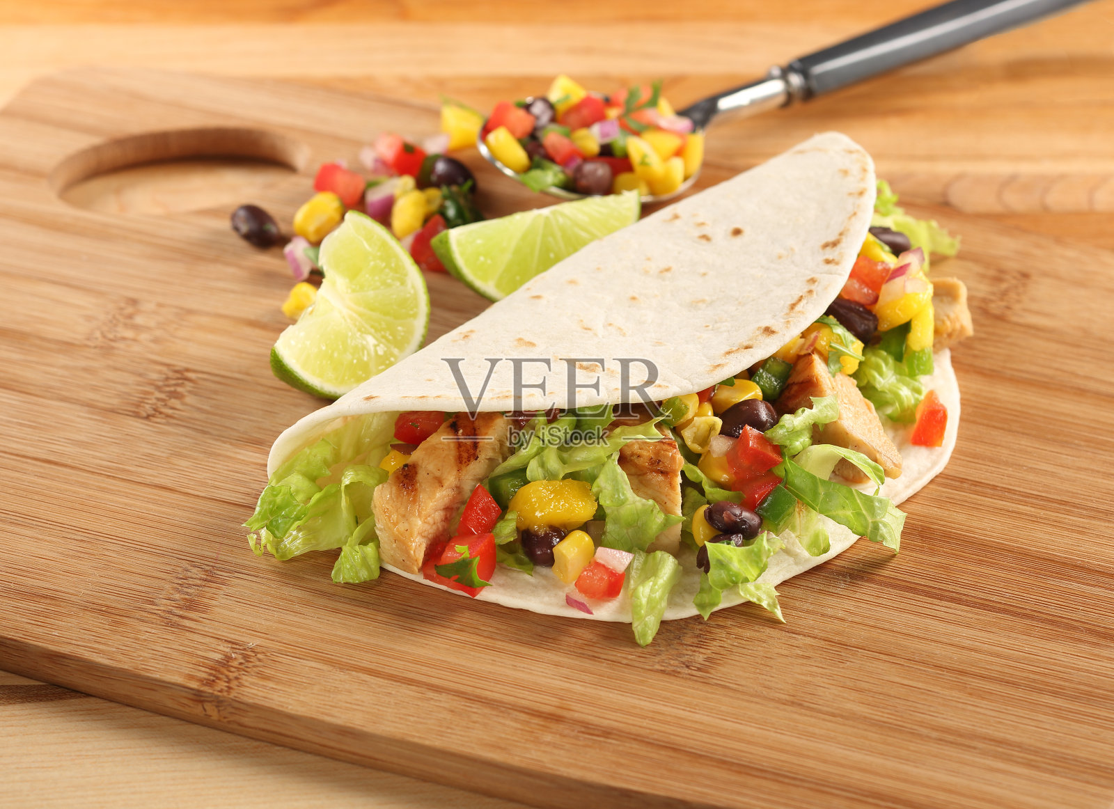 鸡肉炸玉米饼照片摄影图片