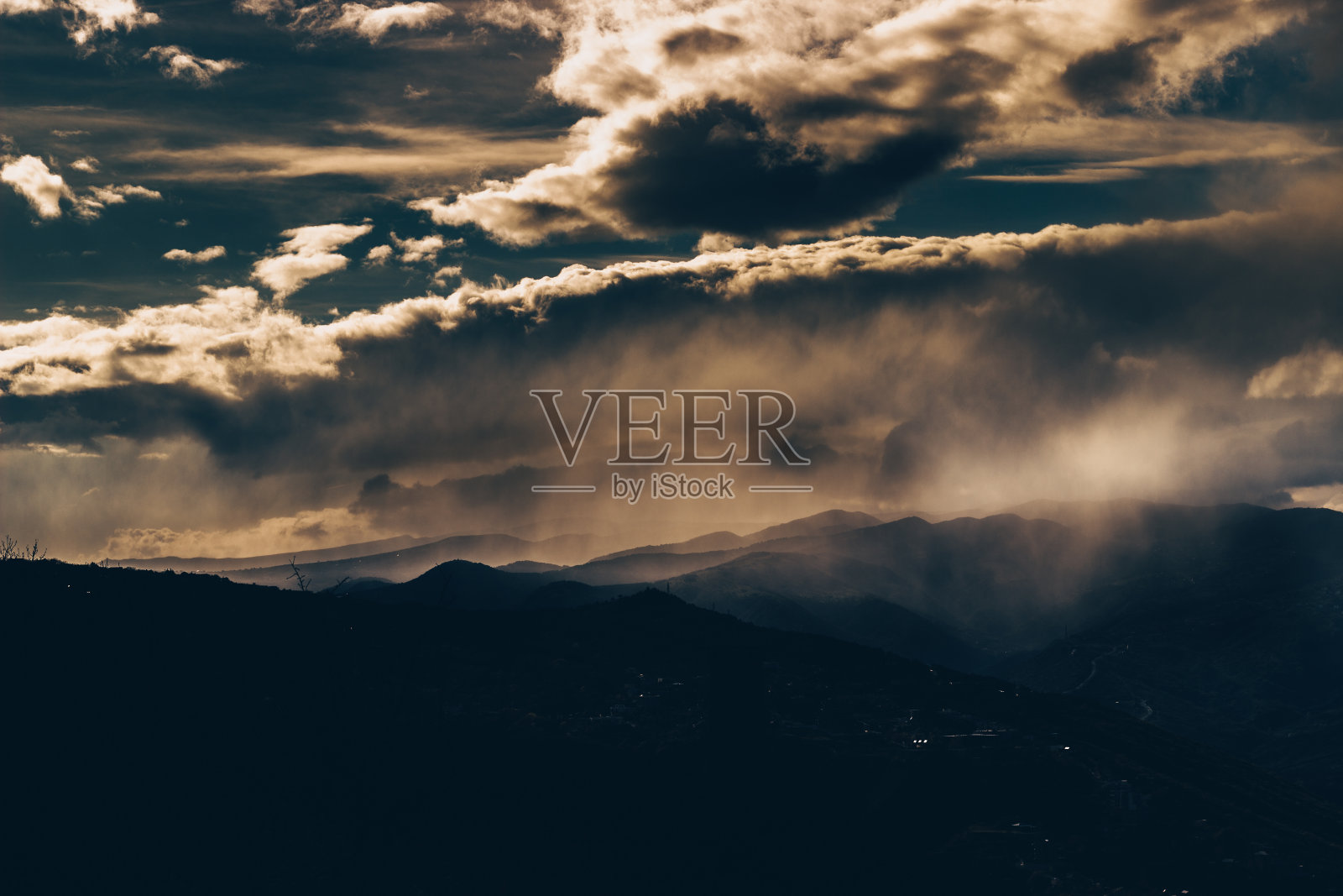 傍晚夕阳朦胧的景色照片摄影图片