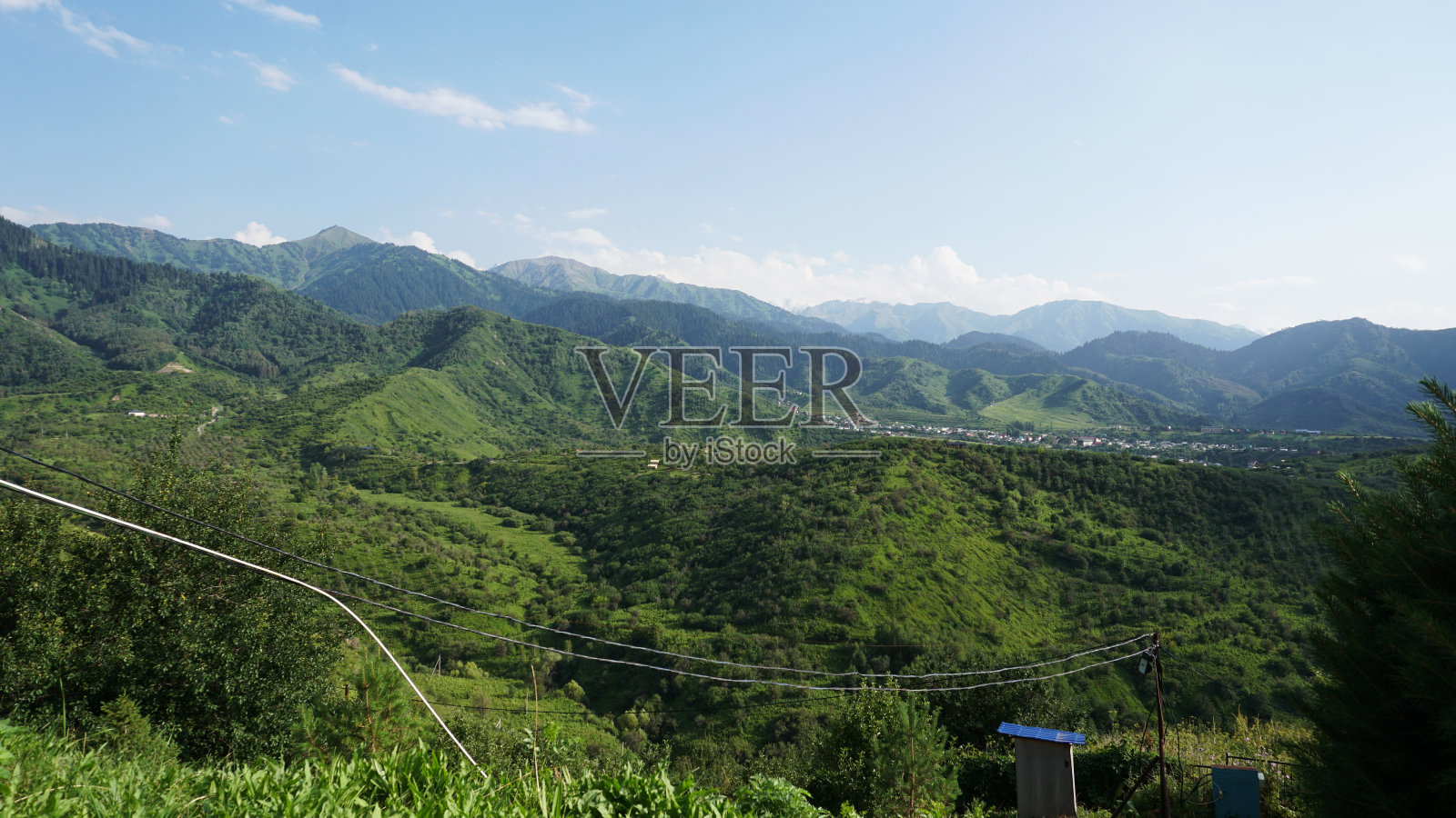 高高的青山和远处的小镇照片摄影图片