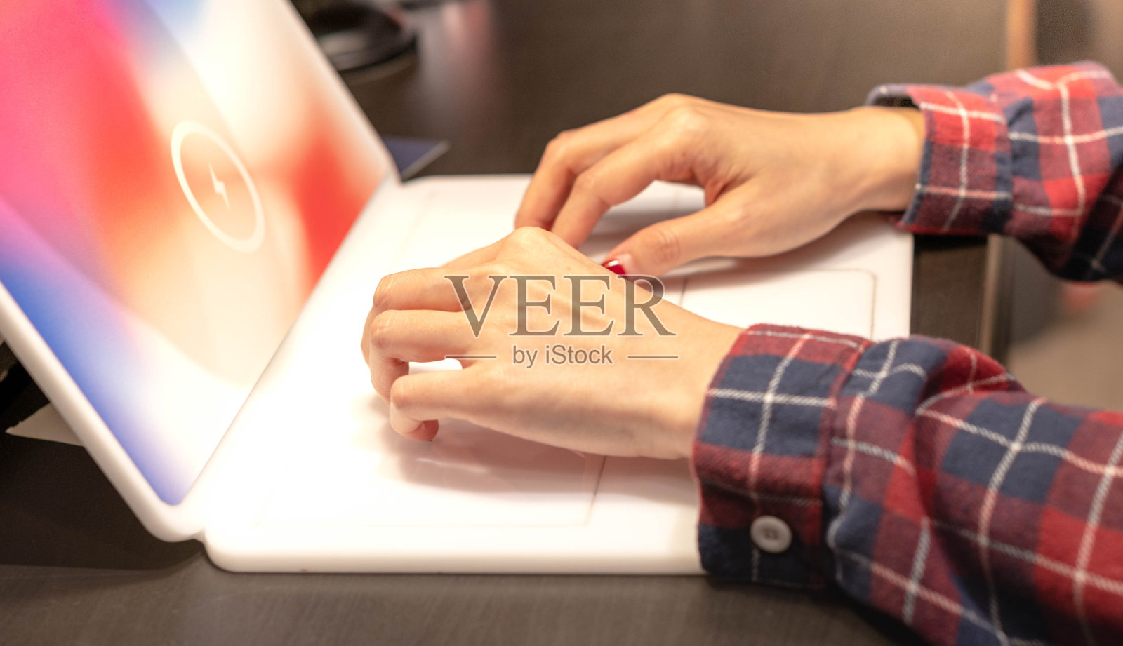 女性使用笔记本电脑，准备在家工作。照片摄影图片