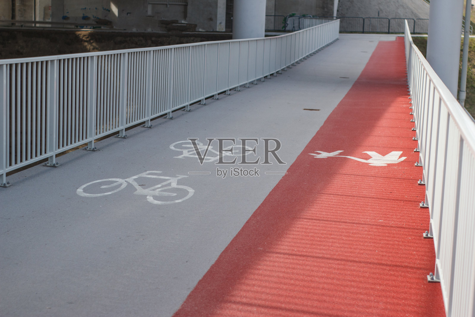 波兰华沙南桥上的自行车道和人行道照片摄影图片