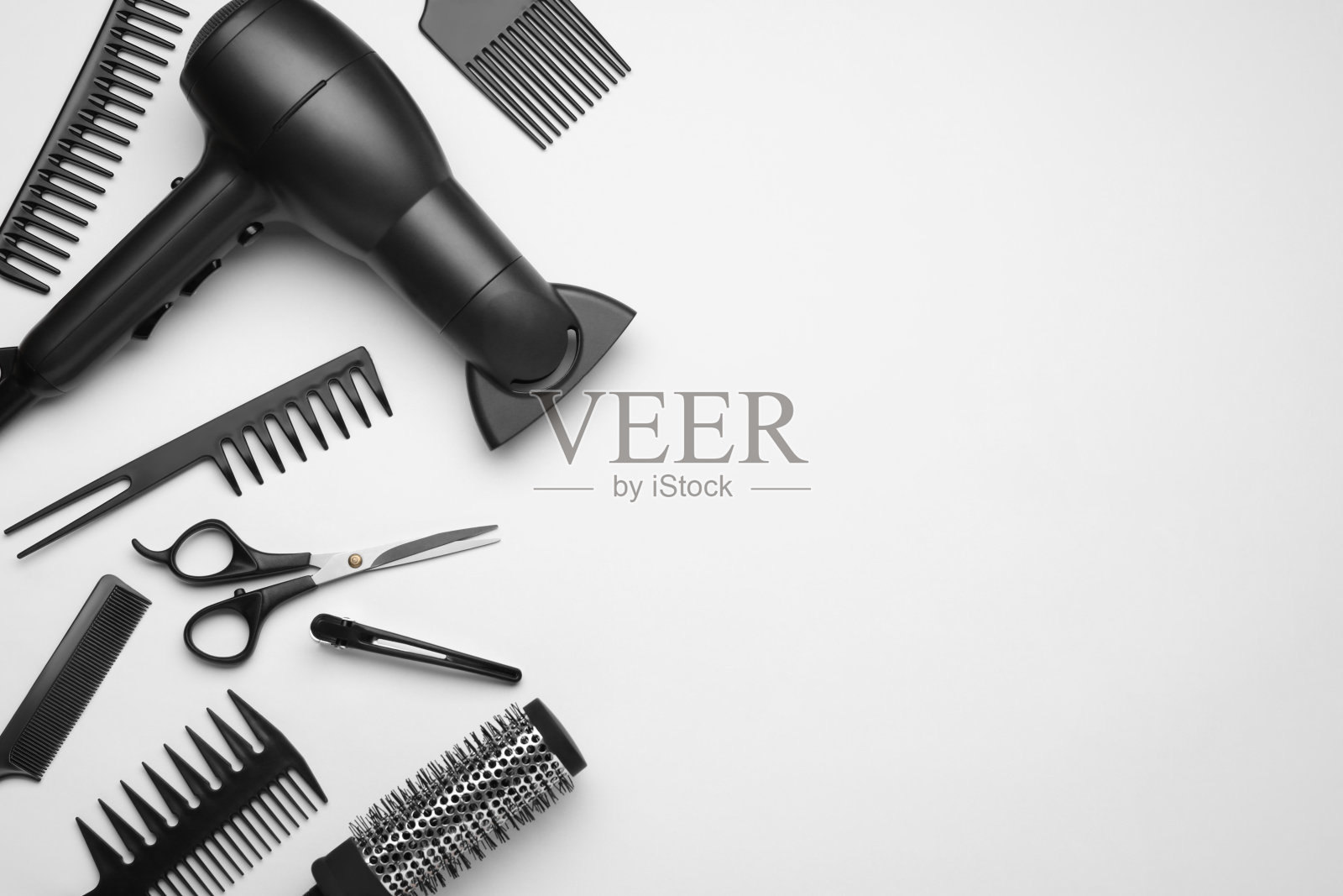 在白色背景上用现代吹风机平铺构图，留出文字空间照片摄影图片