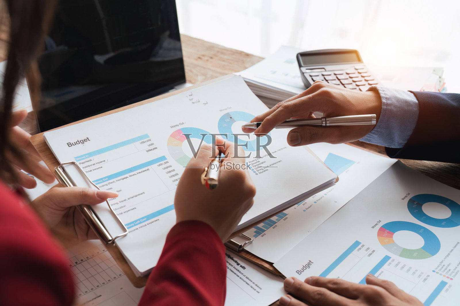 业务团队合作，讨论工作，分析团队财务数据和市场增长报告图表，展示和头脑风暴的战略规划，使公司盈利照片摄影图片