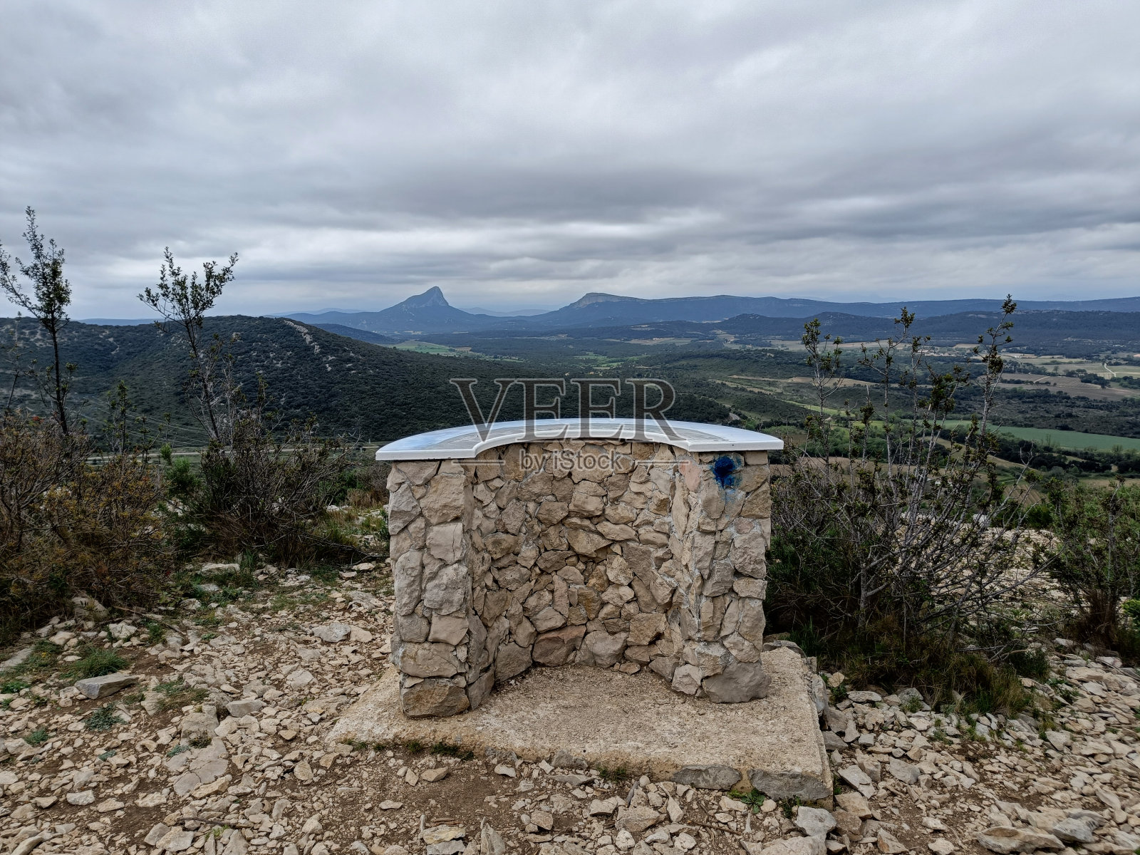 圣卢大教堂和荷图斯大教堂前的方位表照片摄影图片