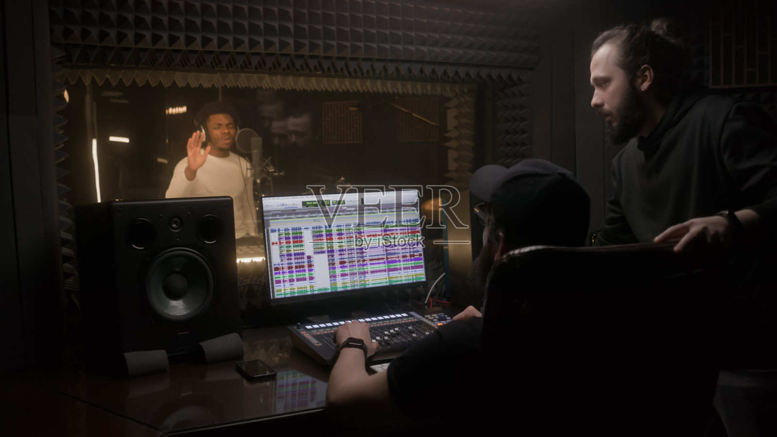 录音师和经理负责主唱的工作照片摄影图片