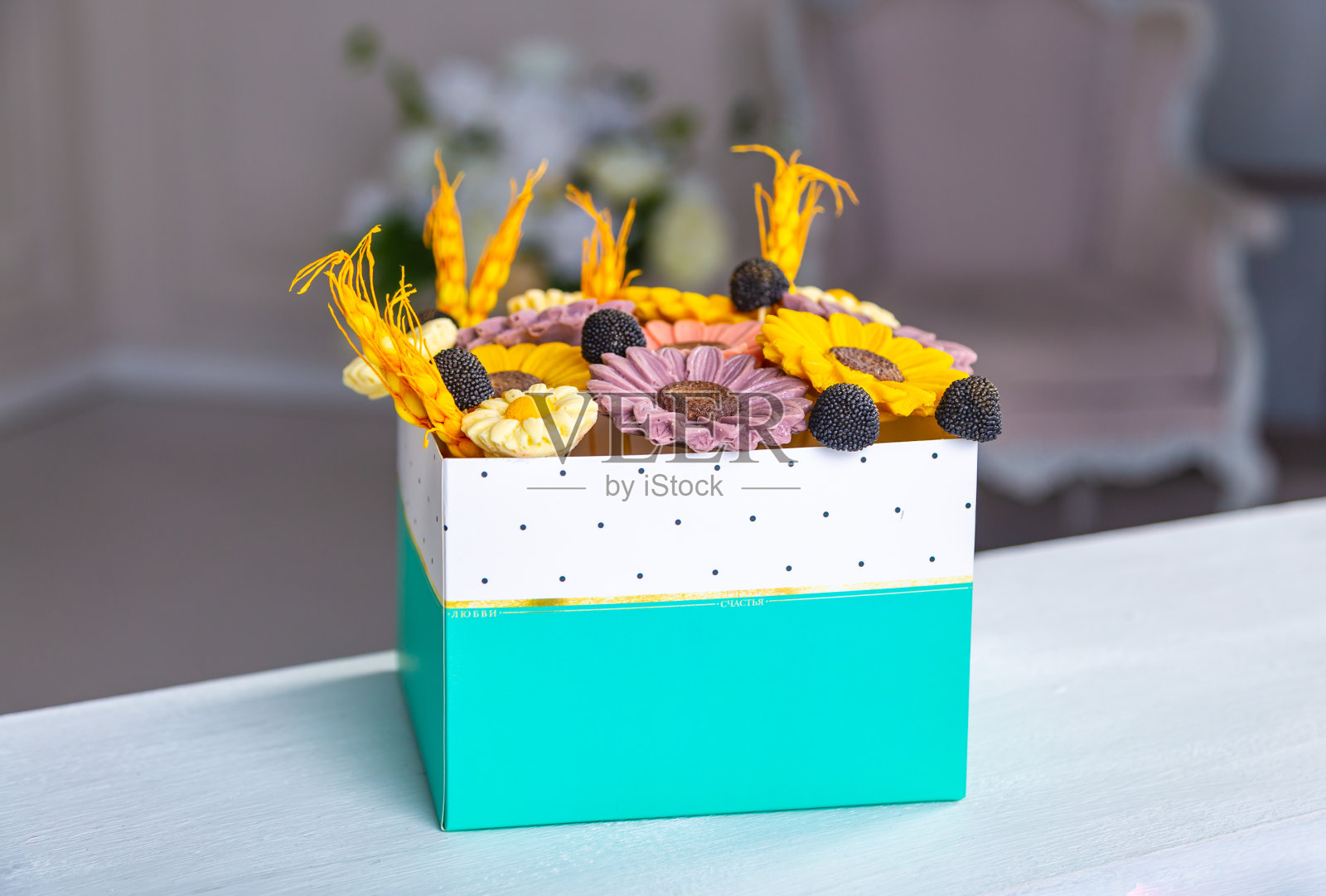 方形的白色盒子，用巧克力做成的彩色雏菊照片摄影图片