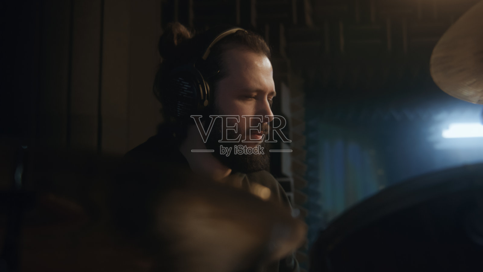 鼓手在音乐录音室录制歌曲照片摄影图片