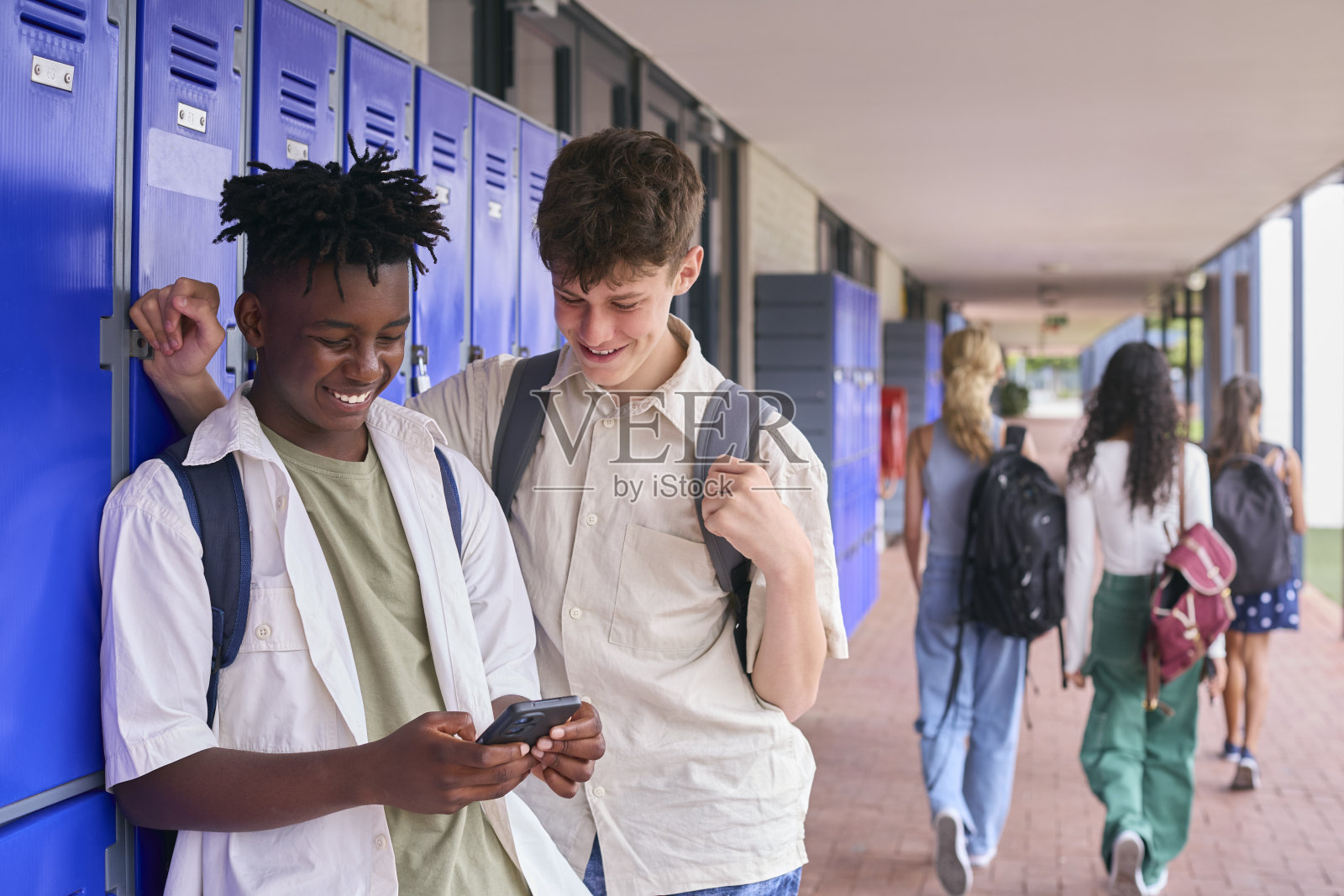 两个男生在学校户外看手机照片摄影图片