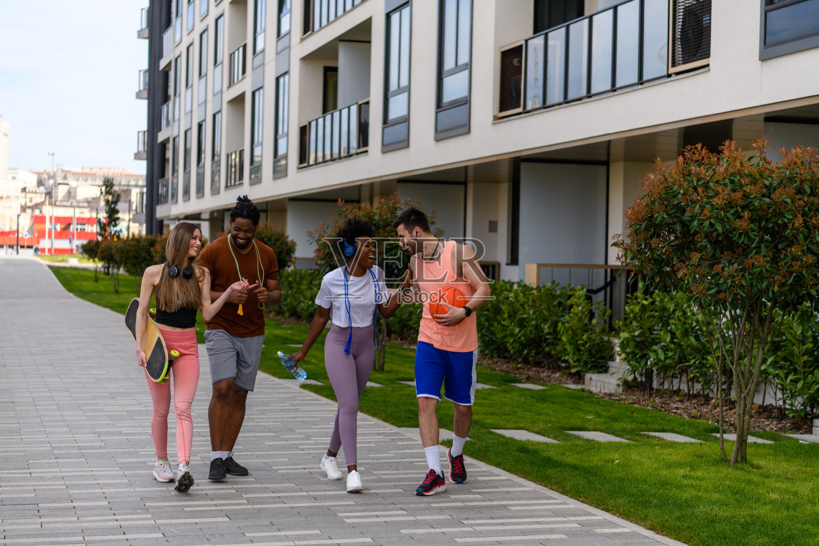 一群年轻的朋友正在为晨练做准备。照片摄影图片