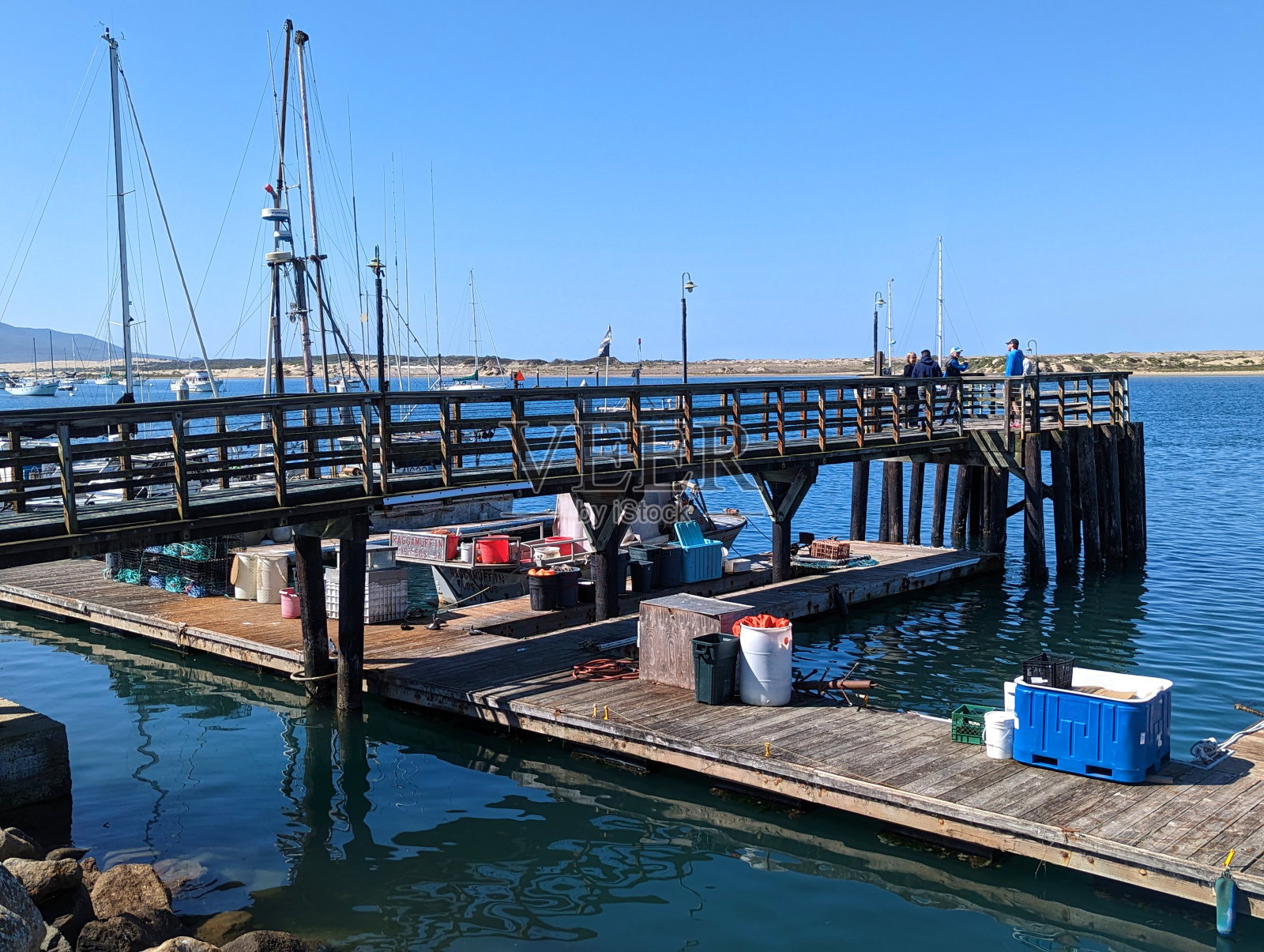 2023年4月，加州莫罗湾的莫罗岩石和渔港码头照片摄影图片