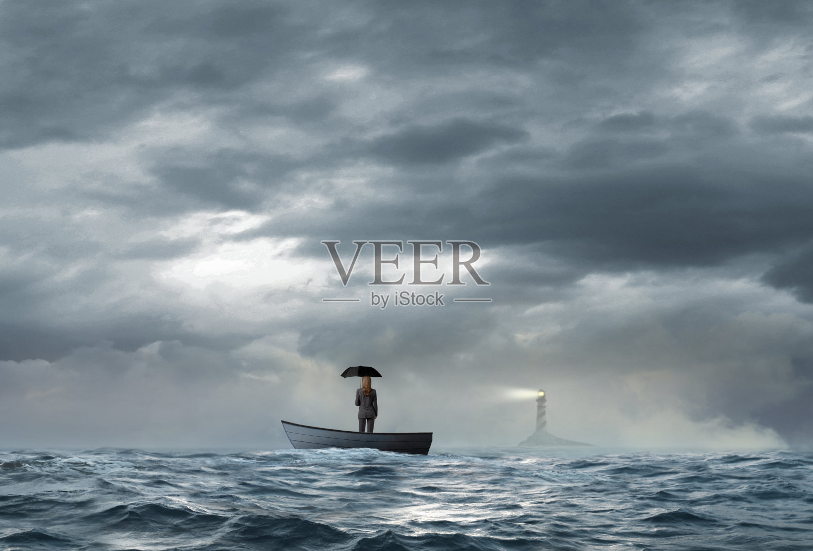 被困在船上的女商人拿着伞看着灯塔照片摄影图片