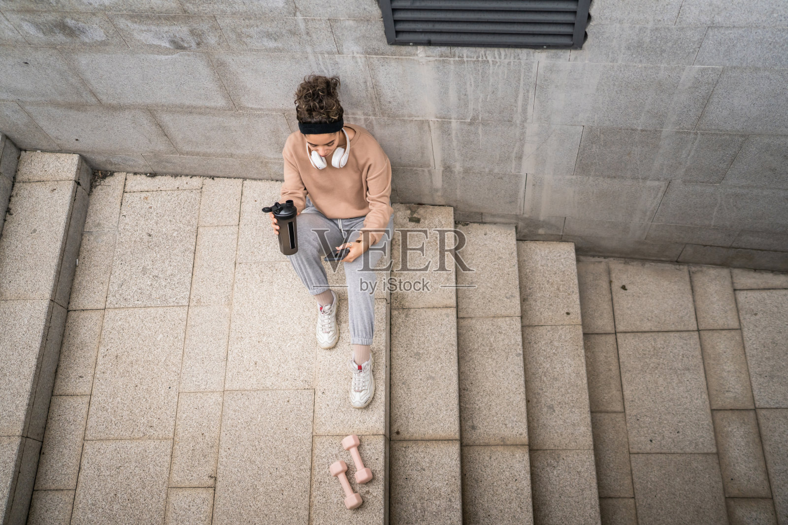 一名年轻女子白种女性白天在室外拿着补充剂摇瓶照片摄影图片