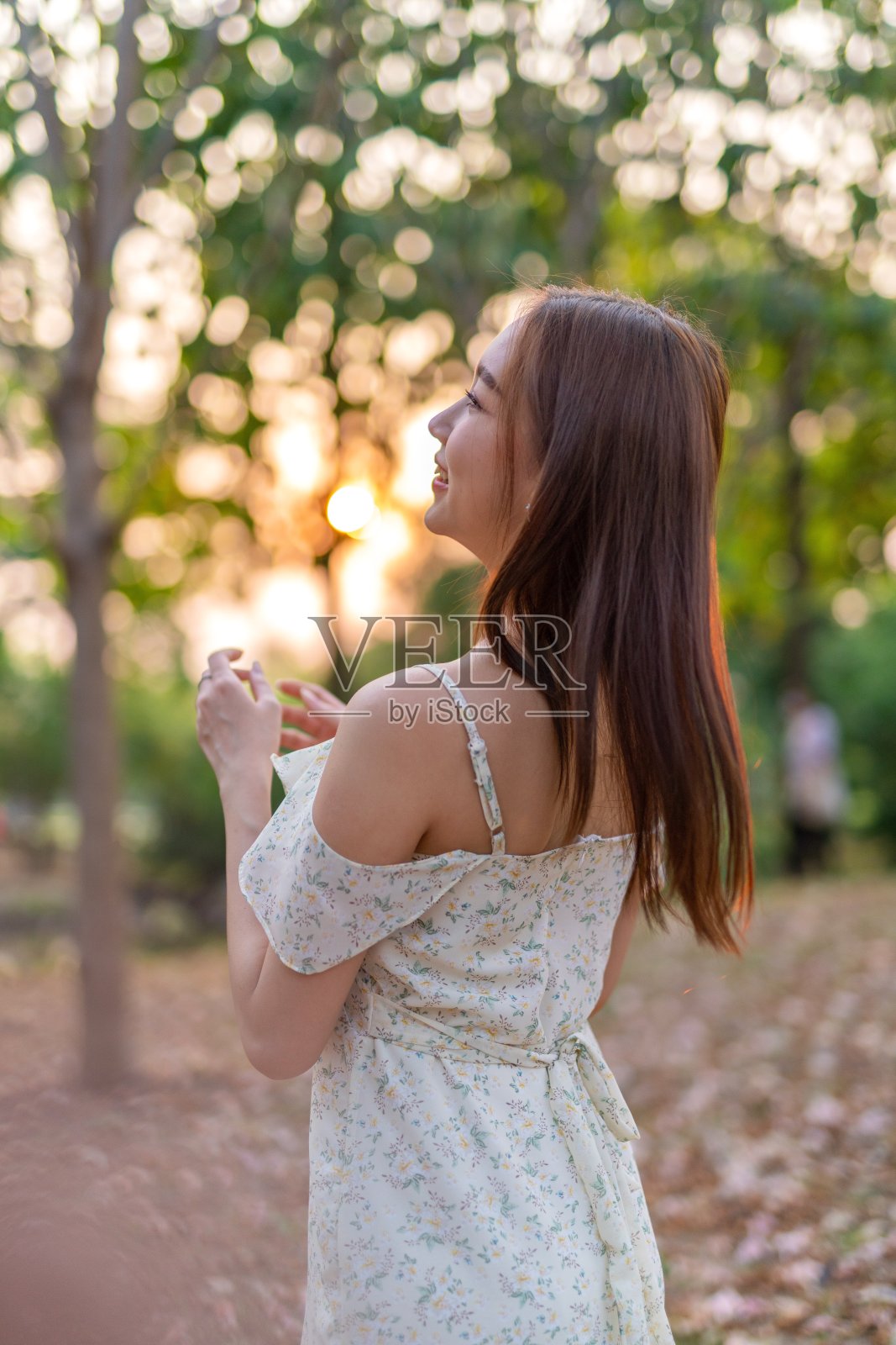 亚洲女性亲近自然，享受简单的生活，在公园里放松照片摄影图片