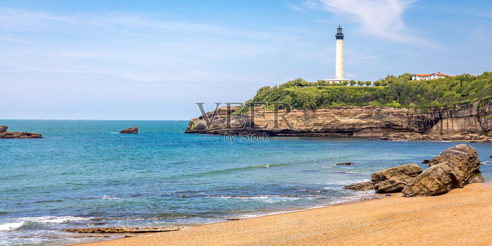 比亚里茨的灯塔和大西洋上圣马丁角的悬崖照片摄影图片