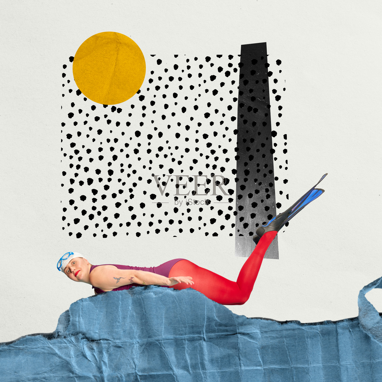 有趣的形象，女人在游泳的泳衣，帽子和脚蹼在抽象的水。当代艺术拼贴。照片摄影图片