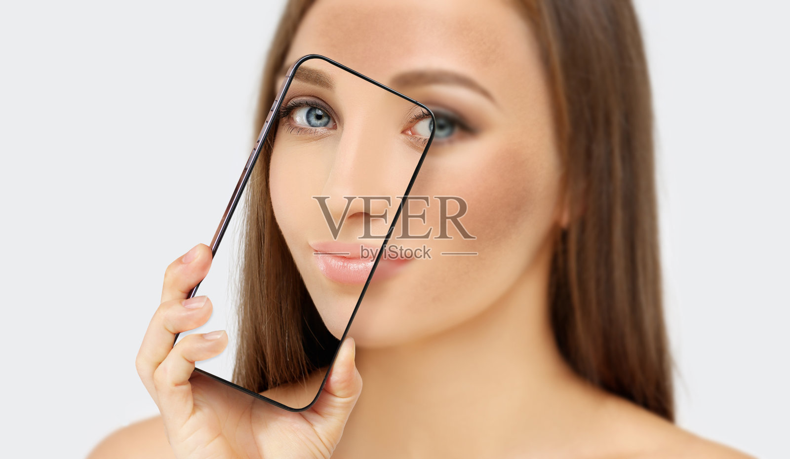 黑斑、雀斑、色素沉着(黄褐斑或黄褐斑)、女性使用智能手机进行皮肤诊断、美容和皮肤科概念。照片摄影图片