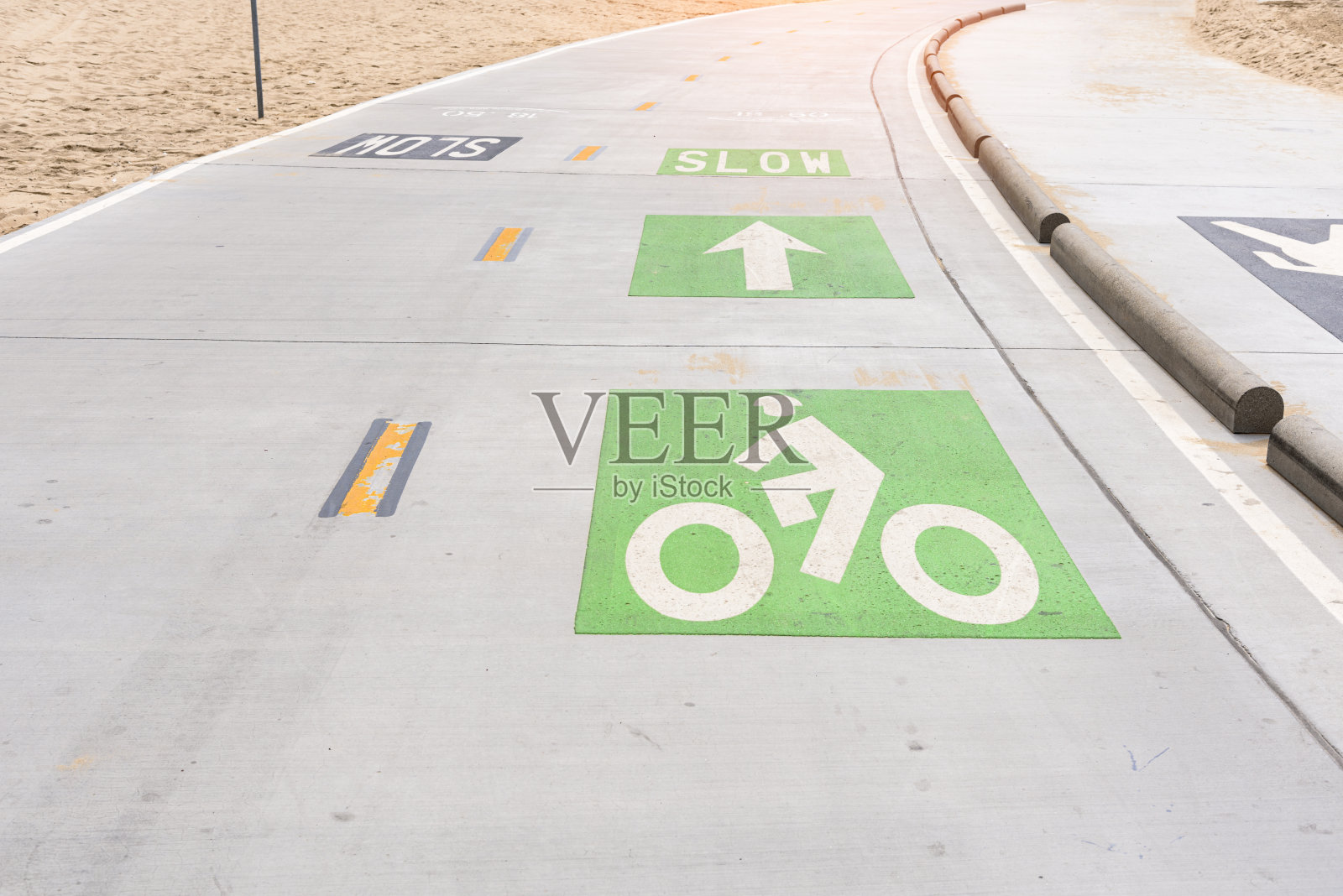 海滩上无人的自行车道照片摄影图片