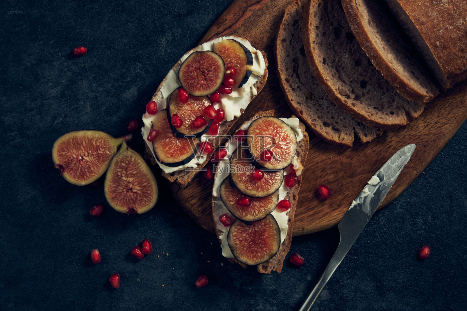 黑麦面包片配无花果和石榴照片摄影图片