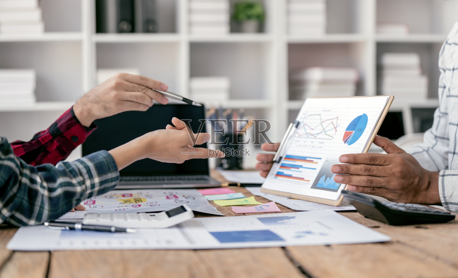 商务人士顾问，商务人士谈话，计划分析投资和营销的增长图表在办公室。照片摄影图片