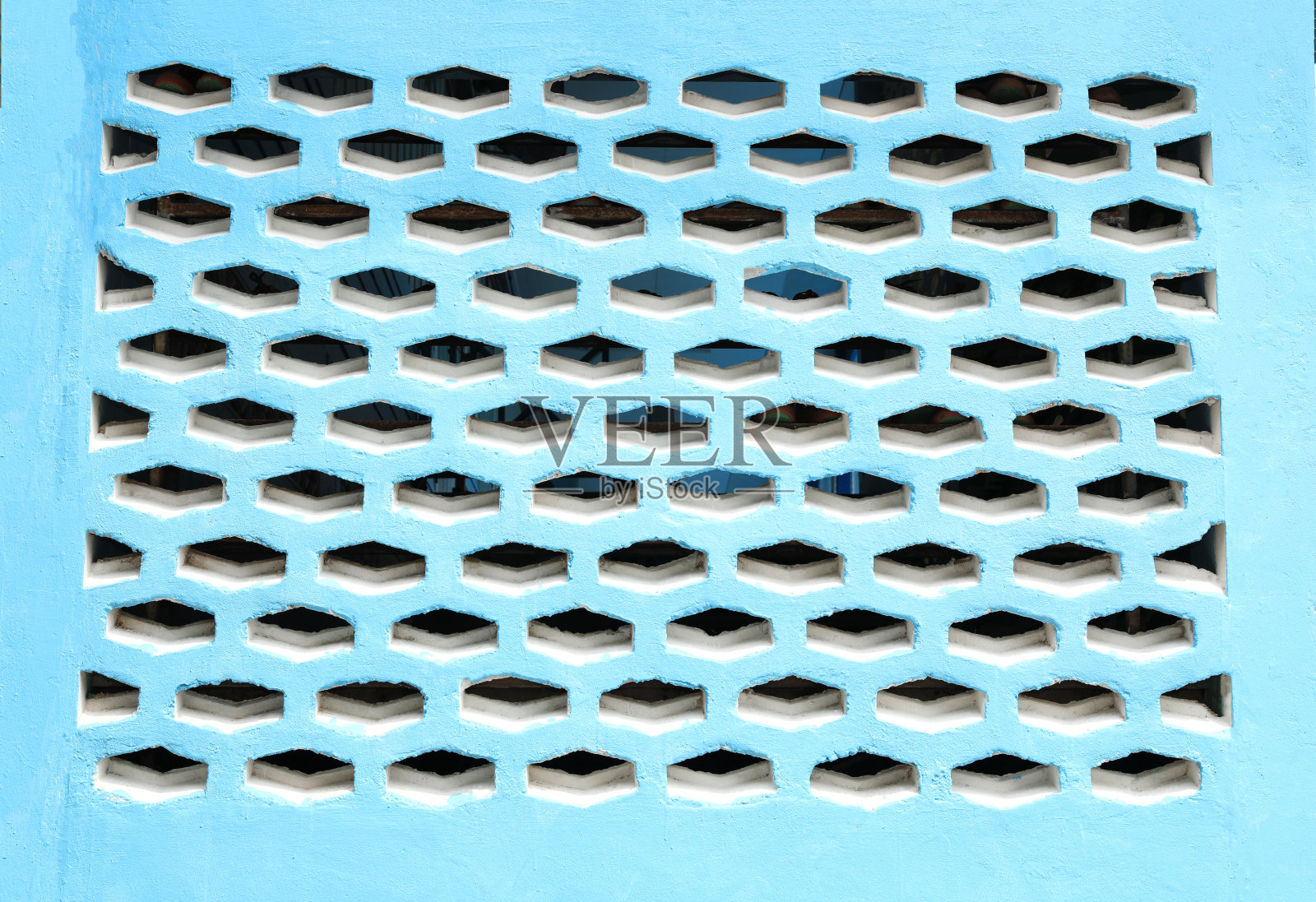 蓝色通风口砖墙。带通风口的建筑外墙。照片摄影图片