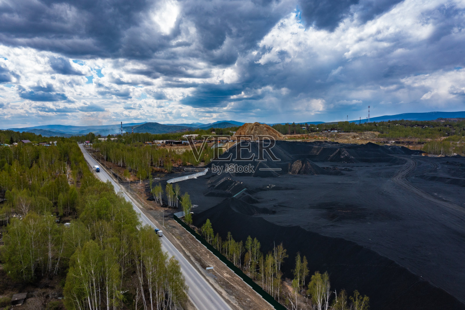 俄罗斯车里雅宾斯克地区卡拉巴什市的卡拉巴什企业吸烟并污染环境照片摄影图片