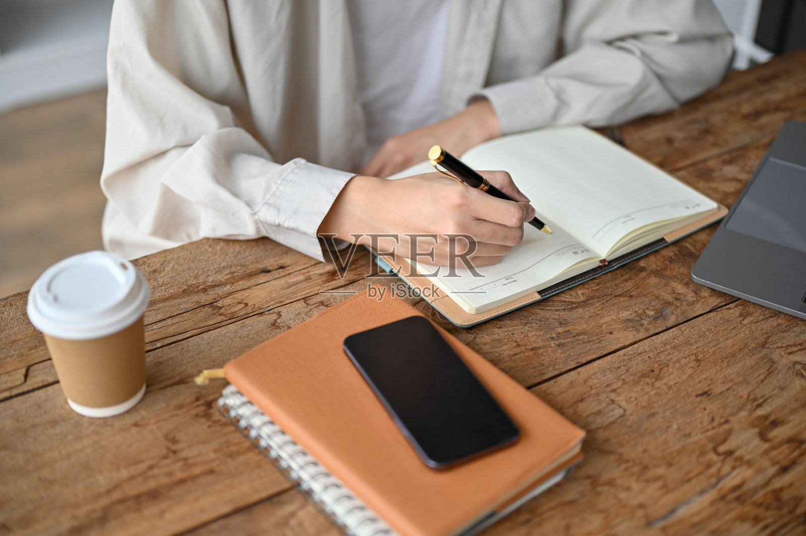 一个大学生在自习室里记笔记，读课本。照片摄影图片