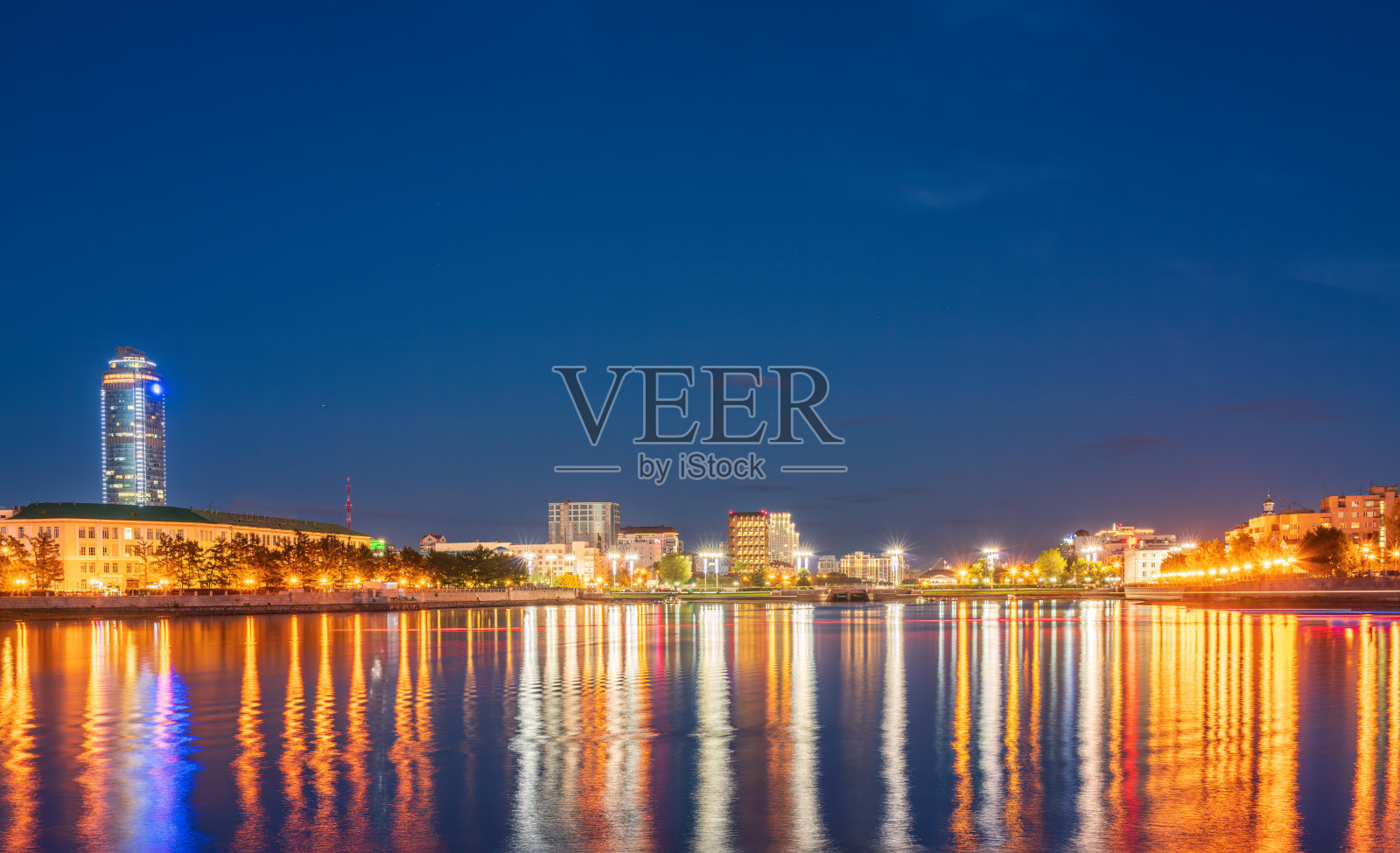 夏夜在城市中心的池塘边。叶卡捷琳堡城市和池塘的夜晚。照片摄影图片