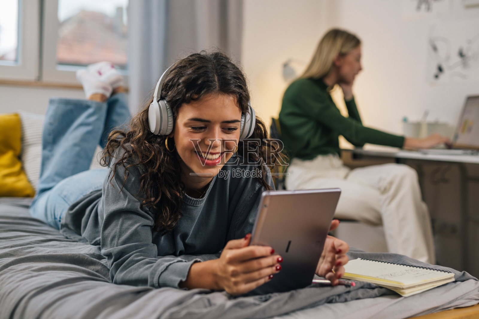 女学生在宿舍照片摄影图片