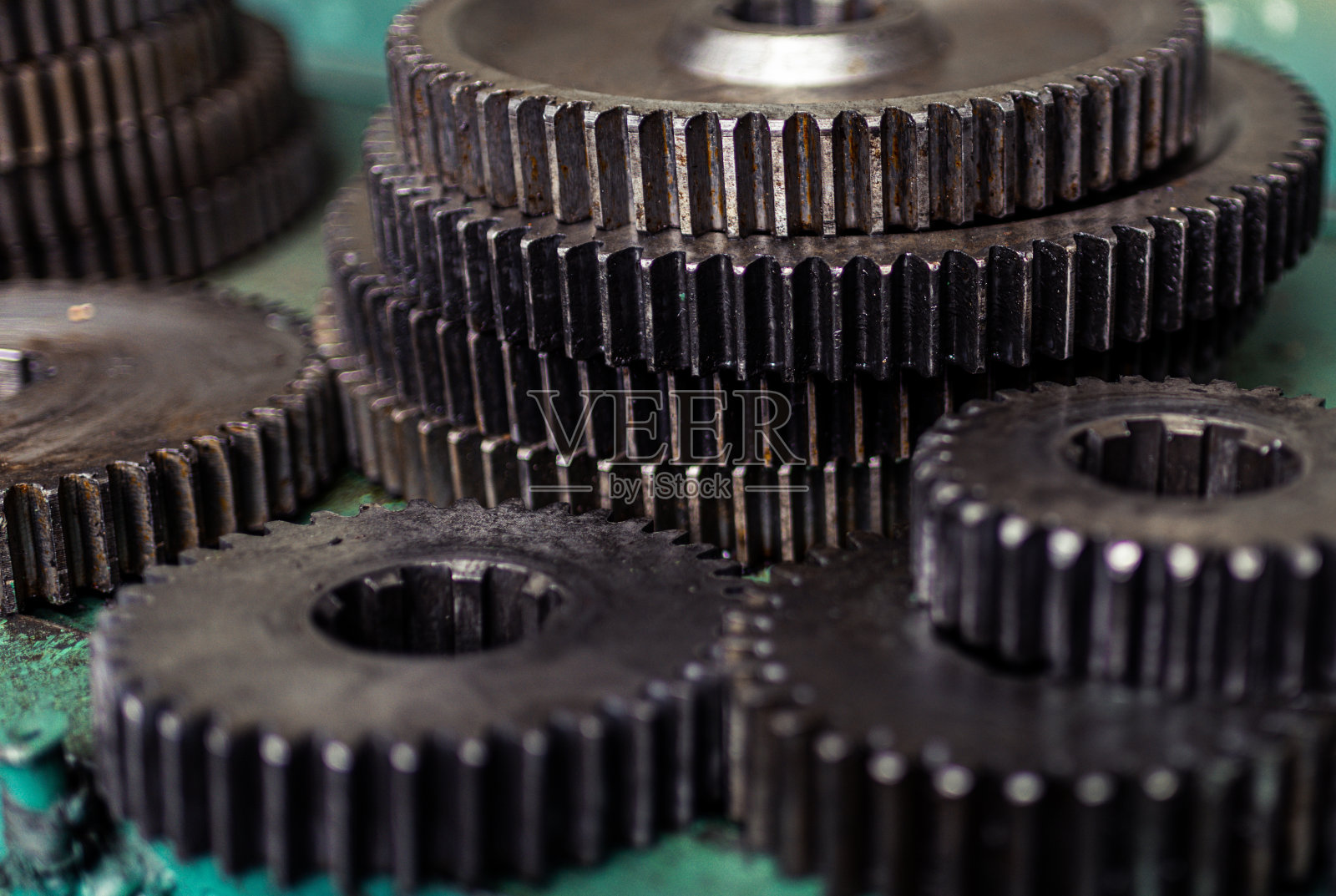 正齿轮、斜齿轮、锥齿轮的构造和生产。生锈的金属照片摄影图片