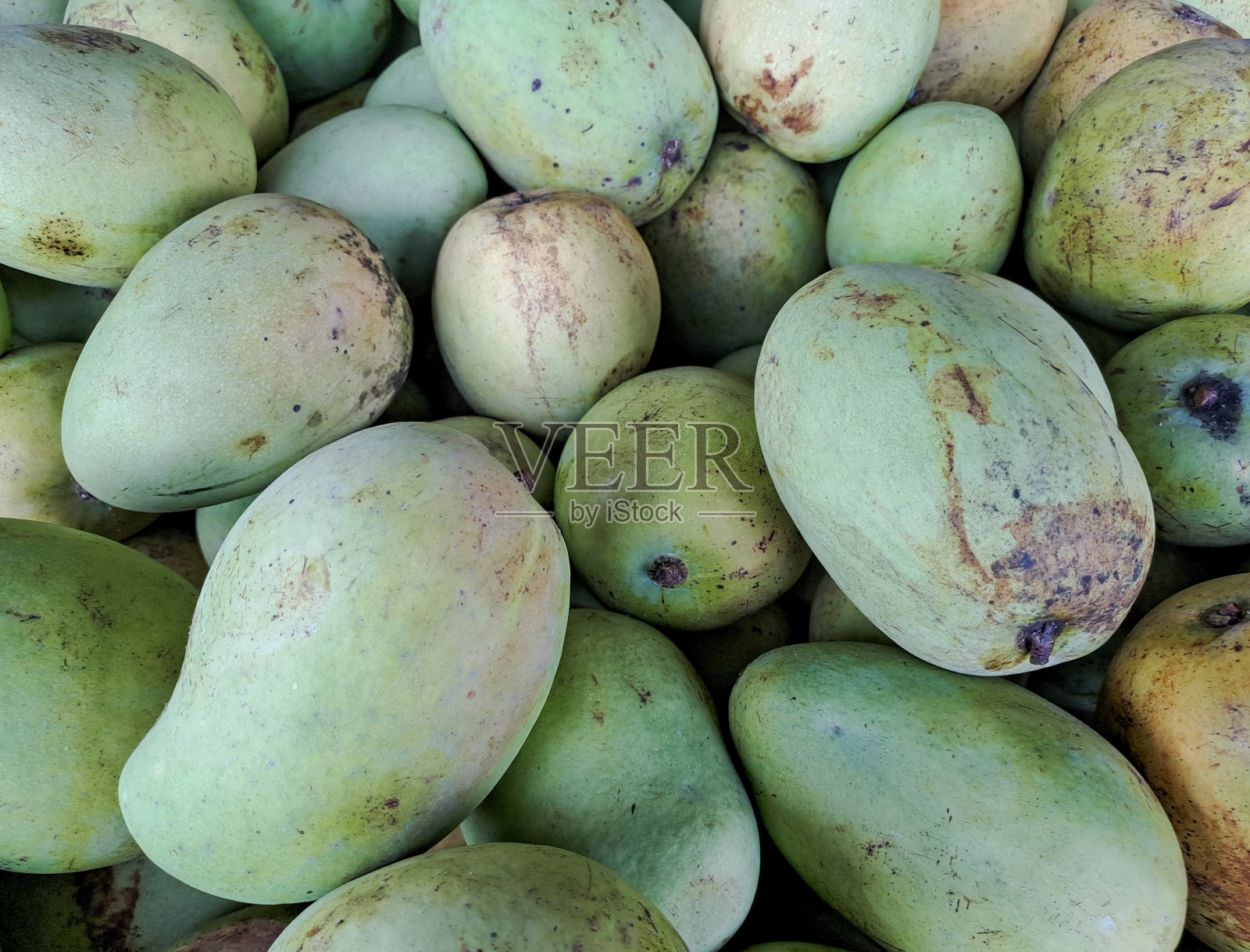 新鲜的青芒果在市场出售照片摄影图片