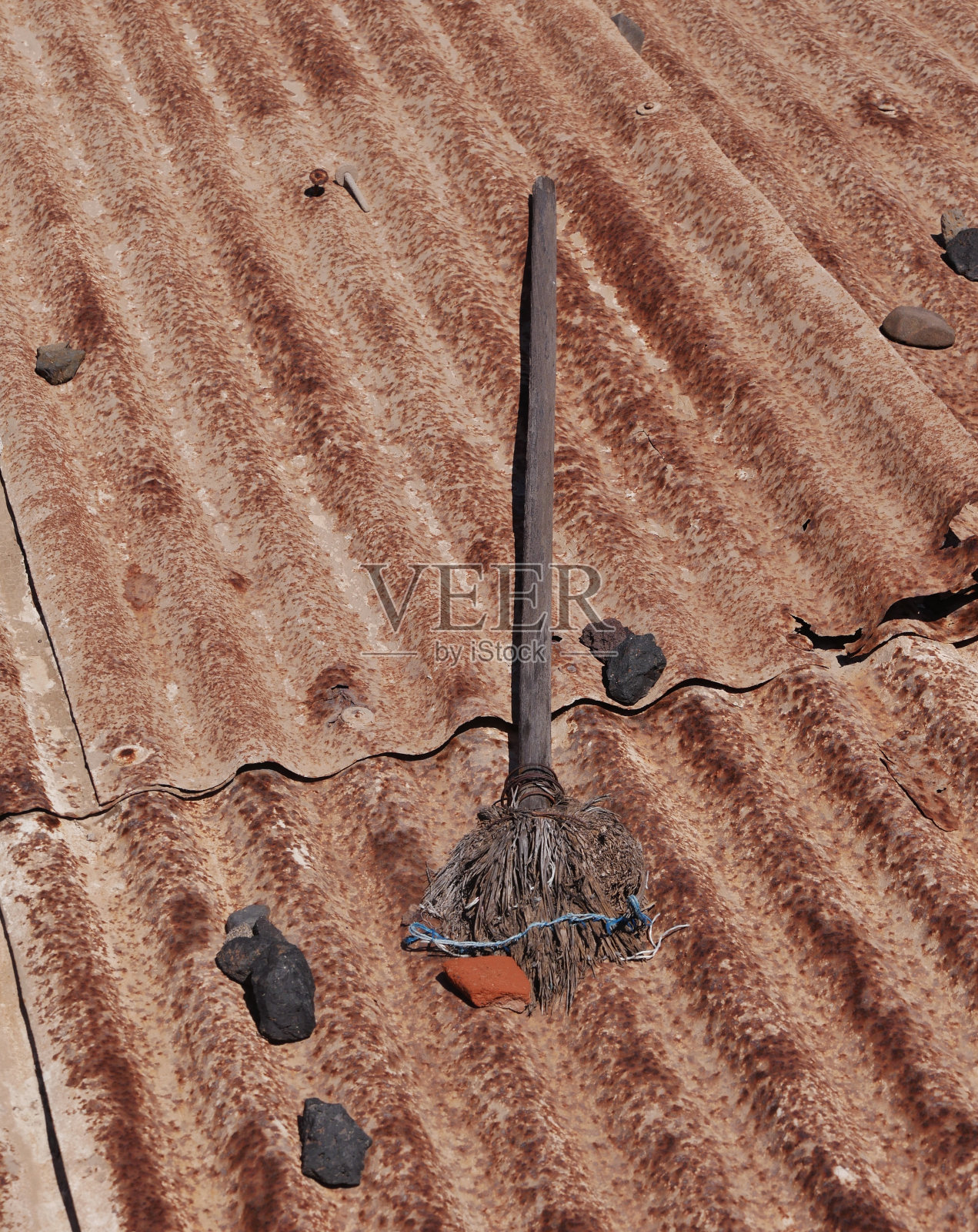生锈的屋顶上的扫帚照片摄影图片