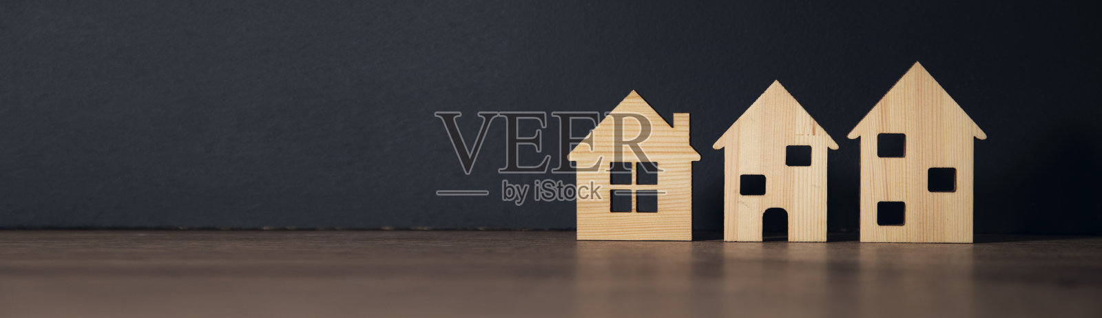 桌子上的木屋模型照片摄影图片